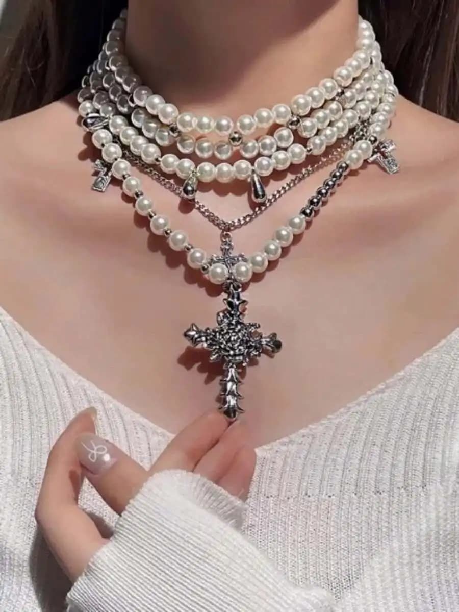 Collana girocollo multistrato con perle e ciondolo a croce per donna