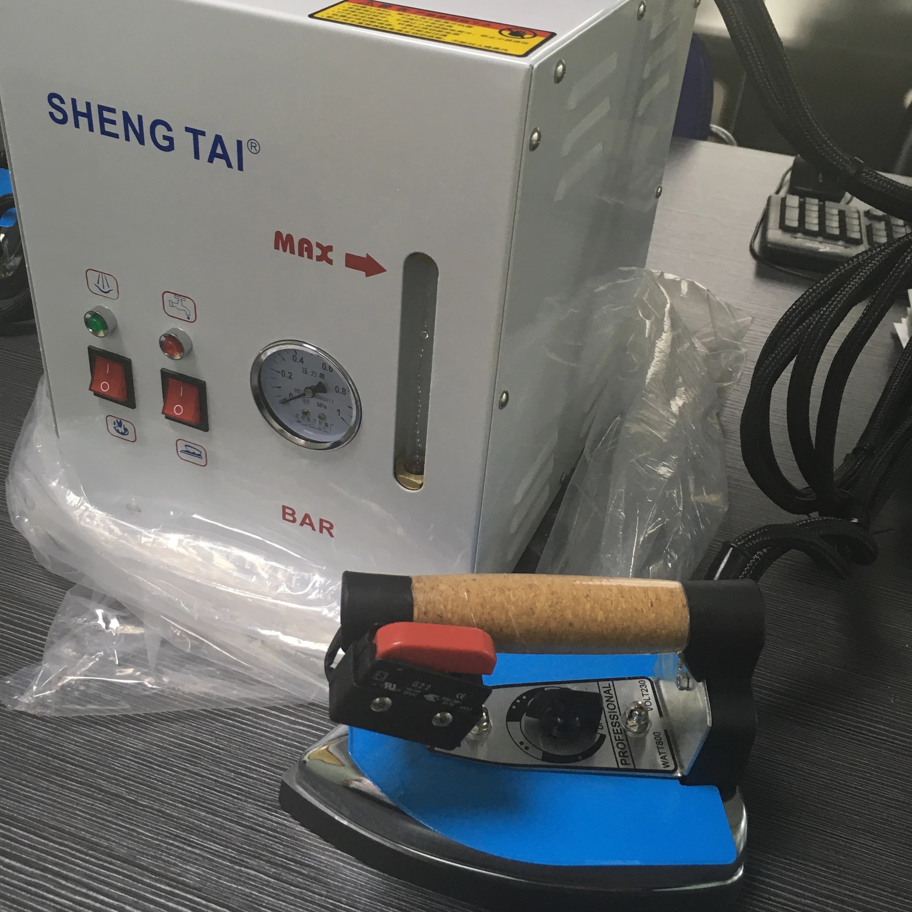 Ferro da stiro a vapore portatile ST-6 Potente compatto elettrico per indumenti domestici Indumento Vendita calda di Amazon con tipo di spina americana per i viaggi