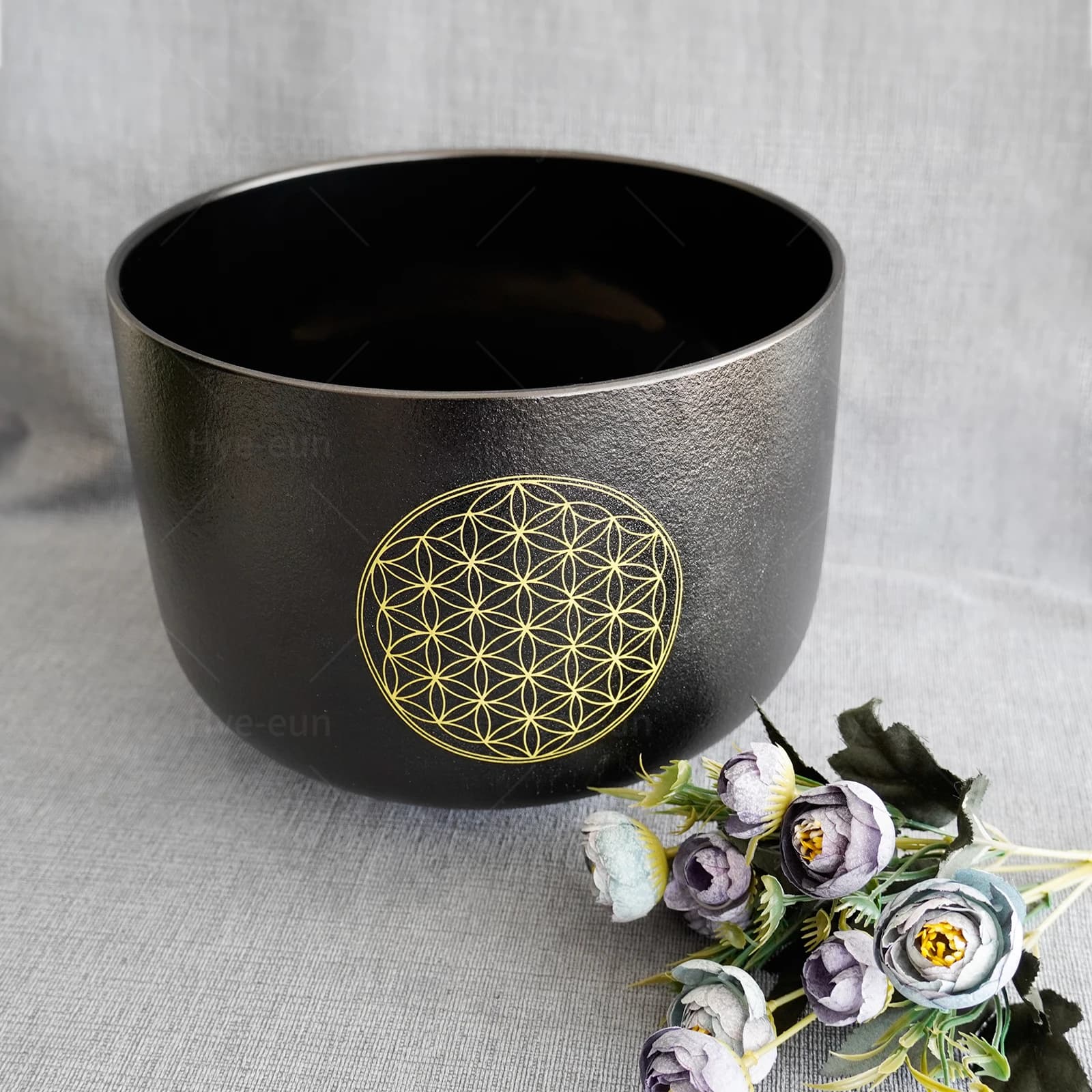 Hye-eun 528Hz C Note 8 Inch Chakra Black Frosted Quartz Crystal Singing Bowl with Life Flower for Stress Relief