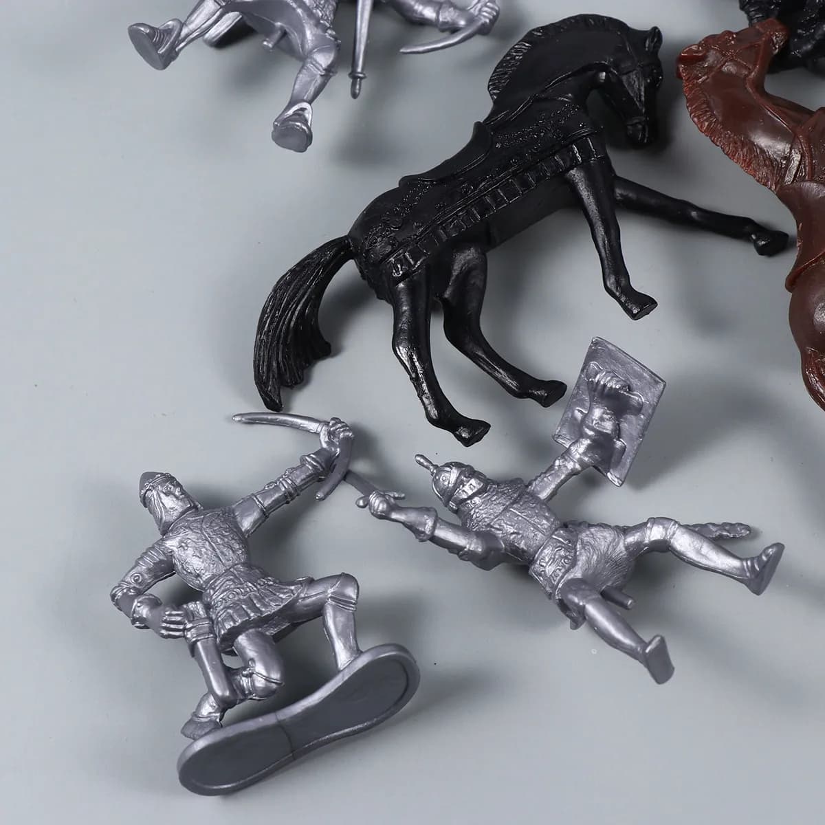 Set di 28 Soldatini in Plastica, Gioco Educativo di Combattimento per Bambini, Divertente Battaglia Militare