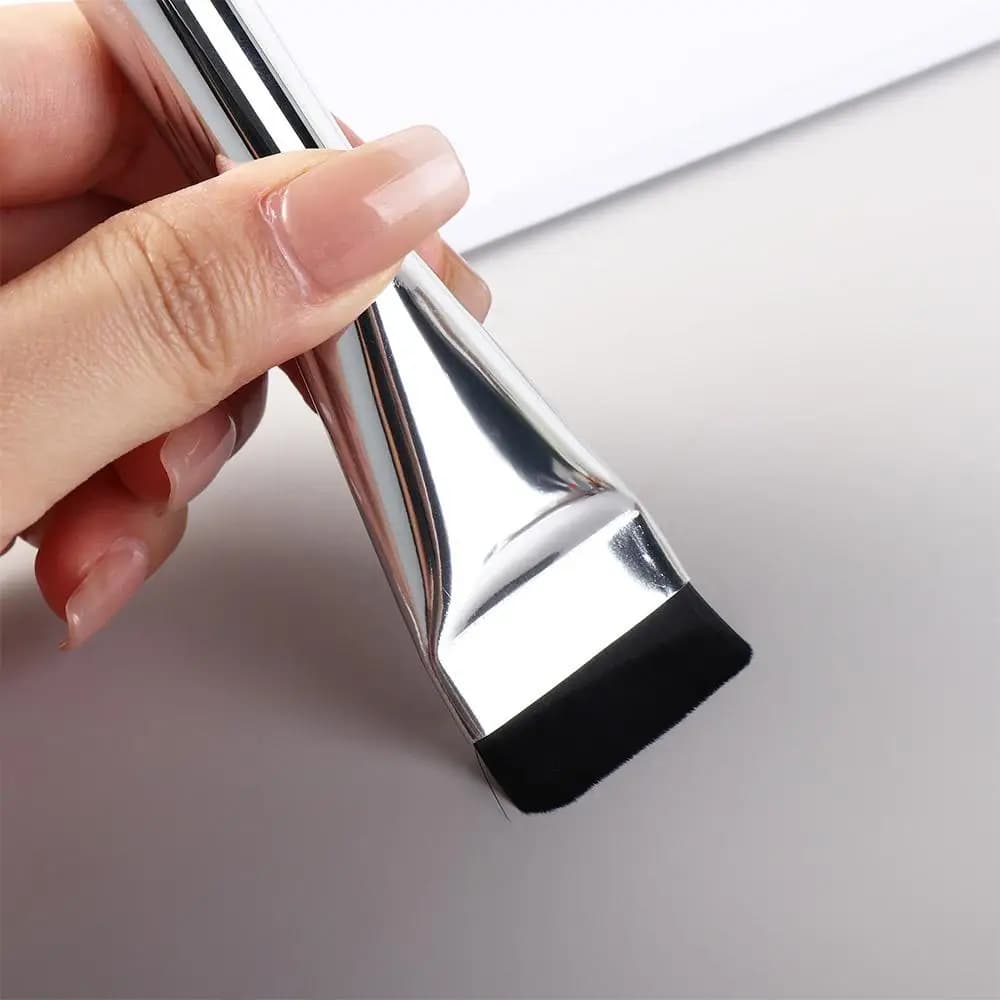 Liquid Background Light Brush, Professional Contour and Corrector Tool, Cosmetic Application Brush
