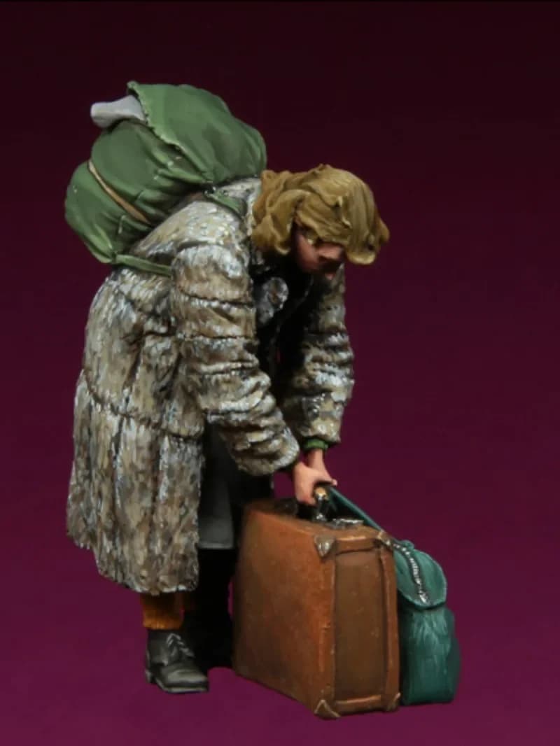 1/35 Bilancia Figura In Resina Modello Hobby Kit Rifugiato Europeo Donna Tenendo Bagagli In Miniatura Smontato E Non Verniciato 818-7 GIOCATTOLI