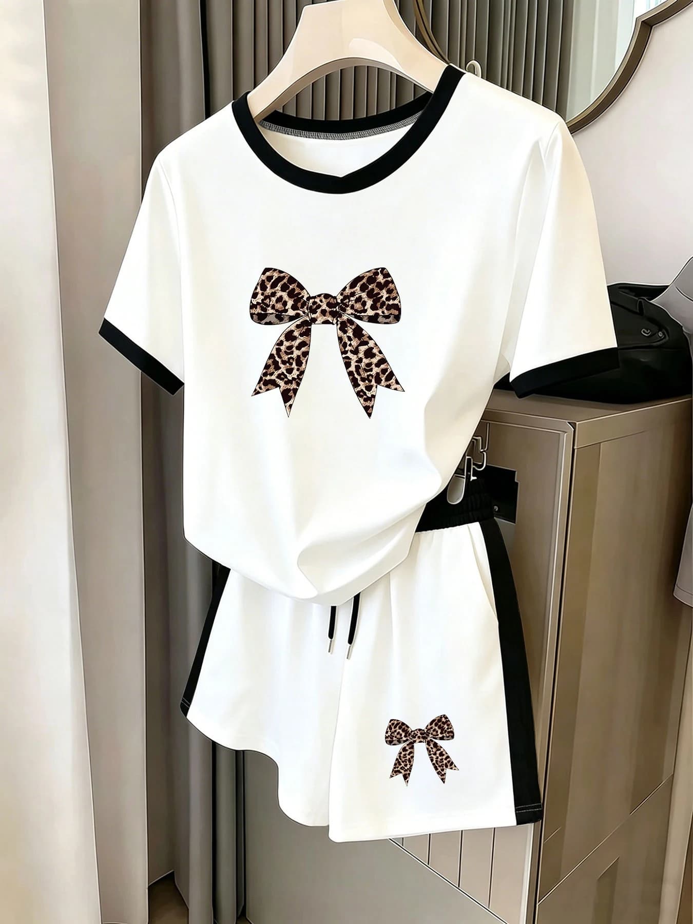 Casual Cool Set, Two-Piece Set with Feather Line Print and Contrasting Edges, Short-Sleeved Top and Shorts, Loose Drawstring Breathable Casual Set, Cool and Artistic Versatile Home Set, Home Leisure Wear, Women's Clothing