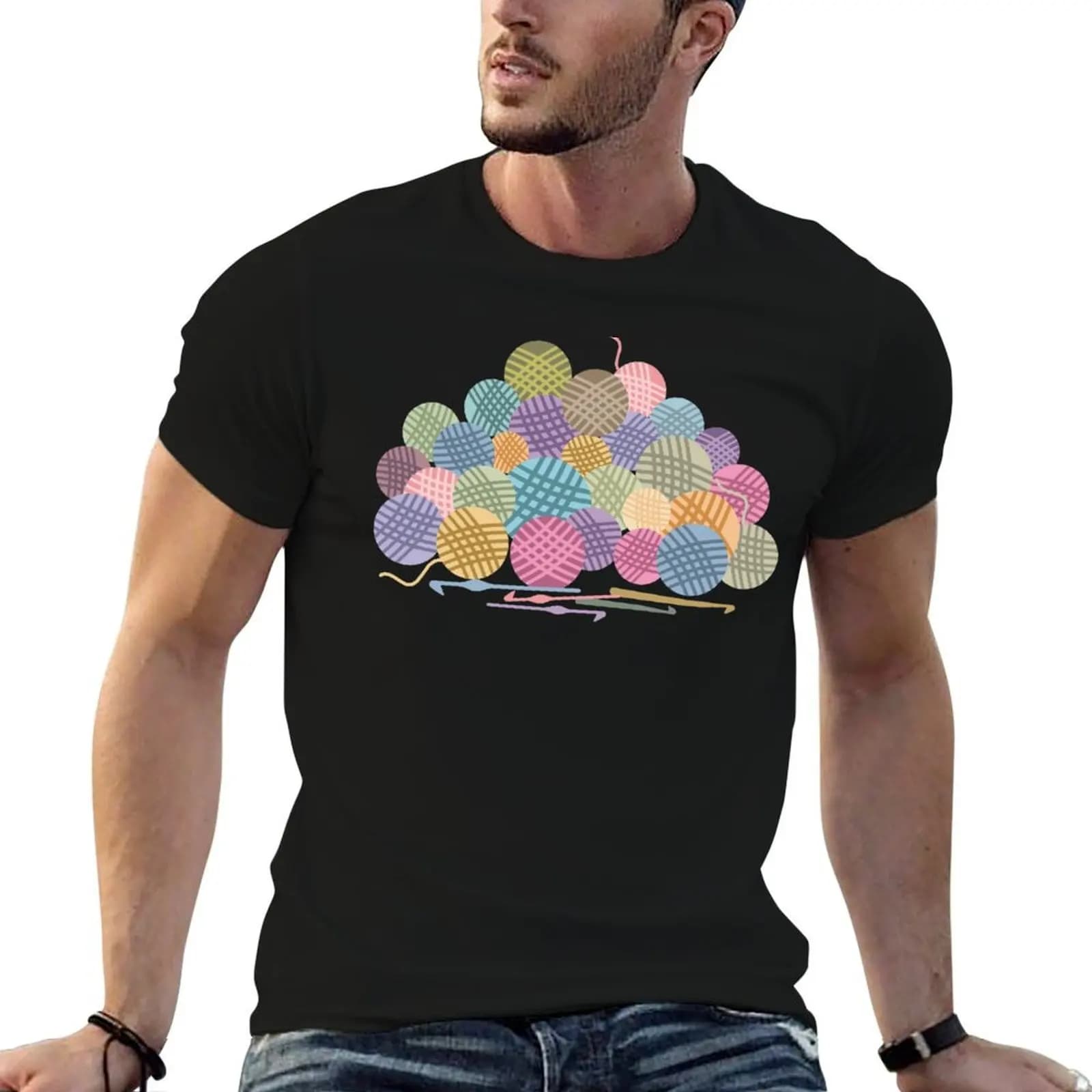 Uncinetto colorato, gomitoli di filato, T-shirt da uomo in cotone nero tinta unita, confezione T-shirt