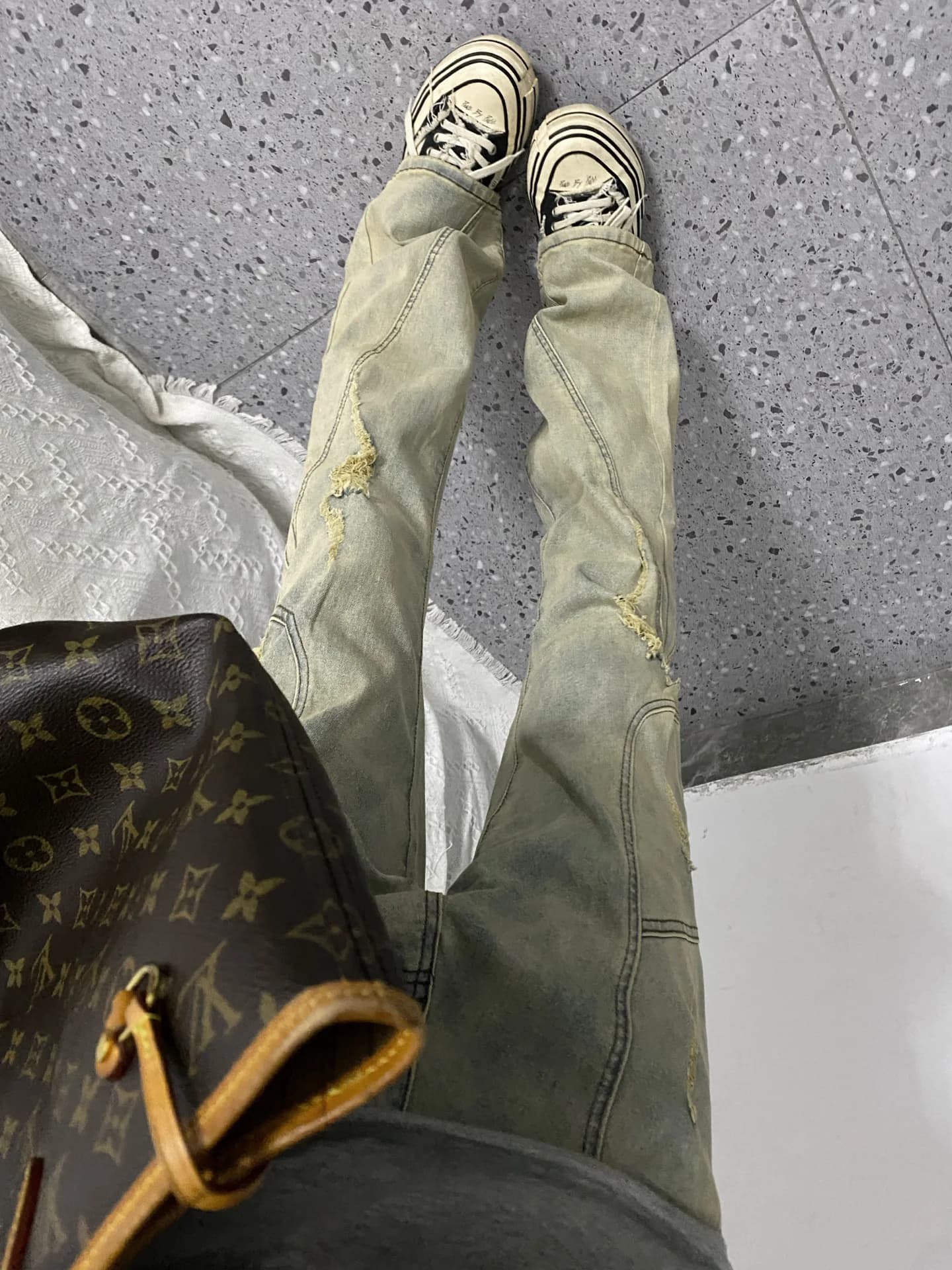 Jeans in denim lavato vintage con tinta effetto fango e strappi, modello slim dritto micro svasato, stile americano high street, da uomo e da donna