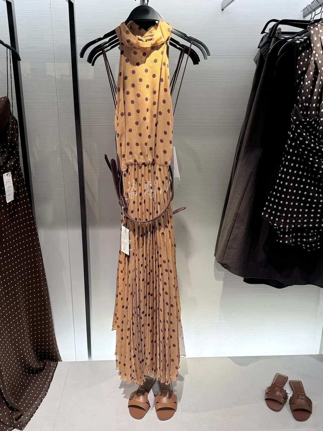 Abito Sexy e Alla Moda a Pois con Collo all'Americana Senza Maniche e Cintura, Nuova Collezione Abbigliamento Donna Stile Casual Autunno 2025