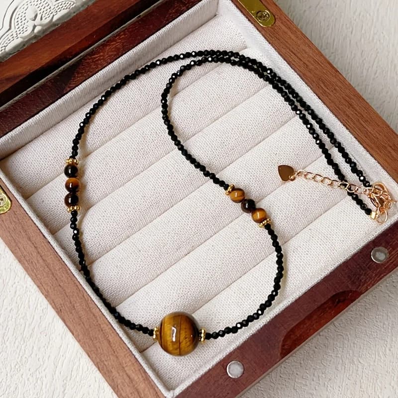 Collana vintage in stile Maillard con catena e ciondolo in pietra occhio di tigre, collana alla moda di lusso leggero.