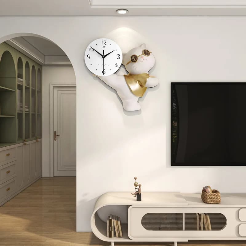 Creative watch with cartoon cat, to hang on the wall