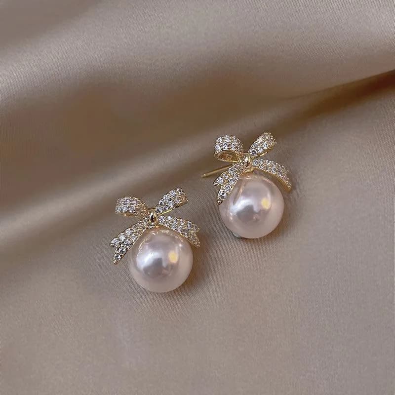 Orecchini Pendenti da Donna con Fiocco di Cristallo e Perle Imitate, Eleganti e Trendy, Colore Champagne, Rosa e Bianco, Rotondi, per Feste