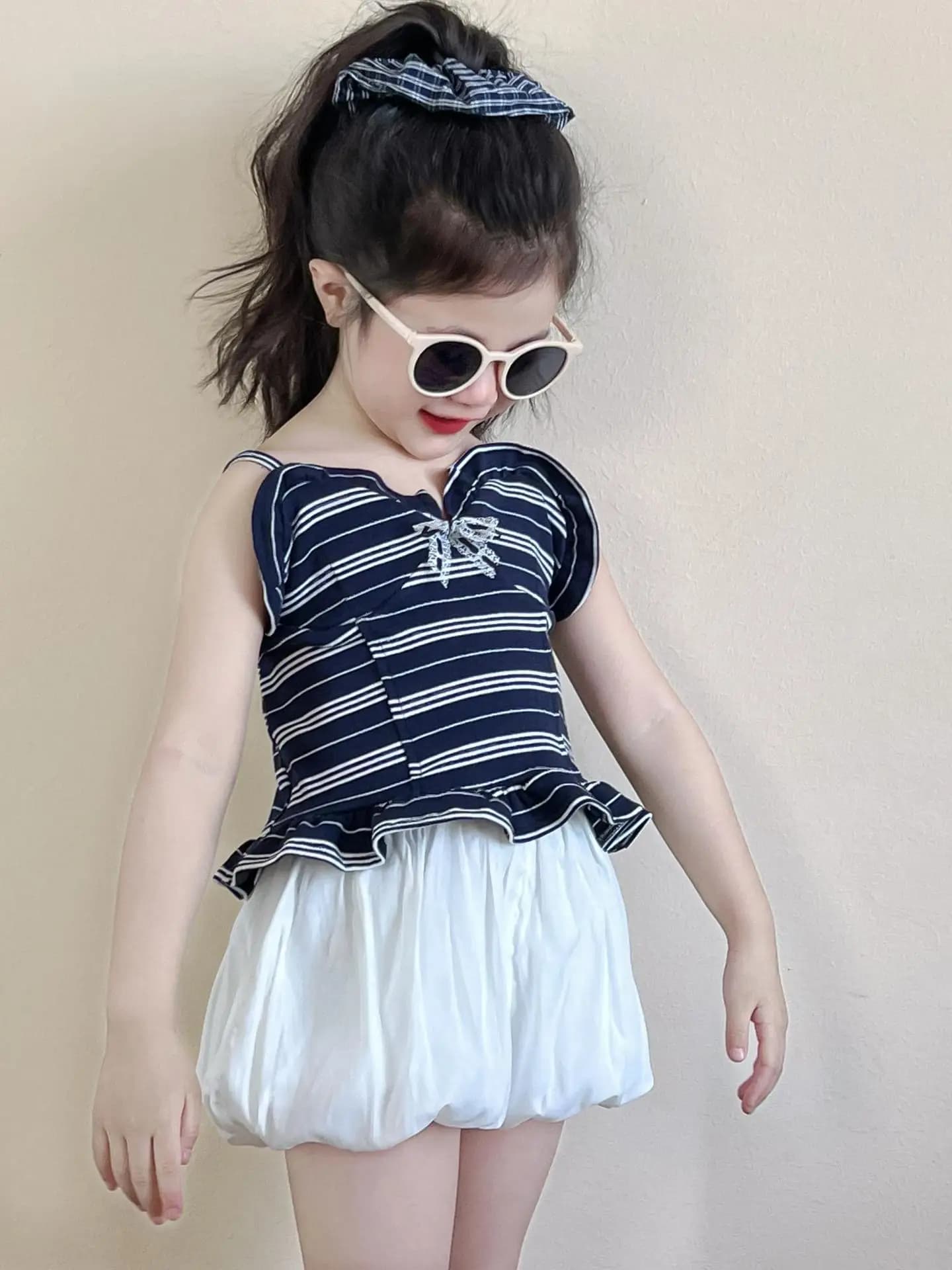 Top estivo per ragazze Spice Top a tubo a righe blu navy Canotta con bretelle a fungo Pantaloncini con bocciolo bianco Moda casual