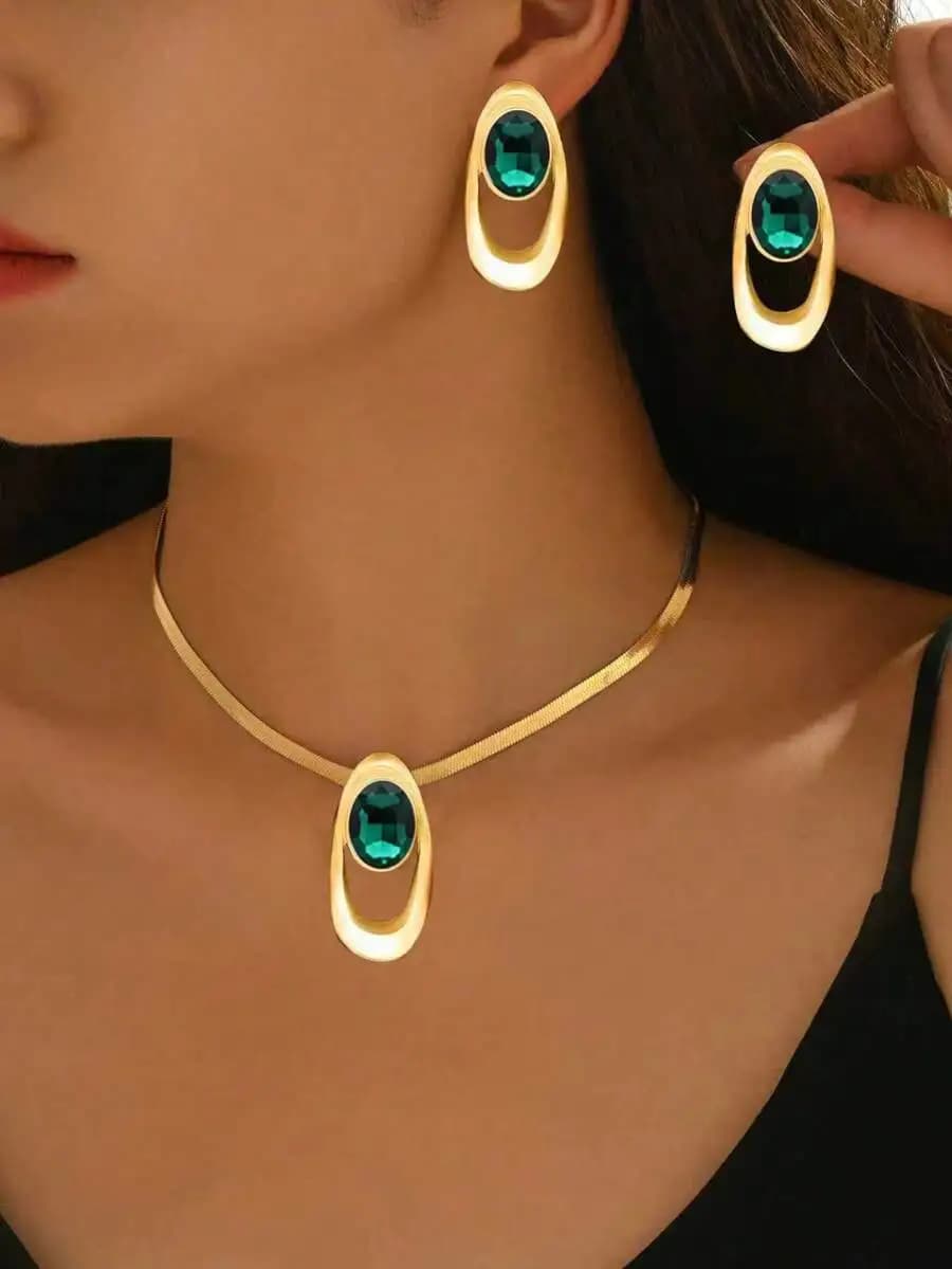 Set di collana con pendente ovale asimmetrico dorato e orecchini con cristalli verde smeraldo per donna, da indossare ogni giorno e per feste.