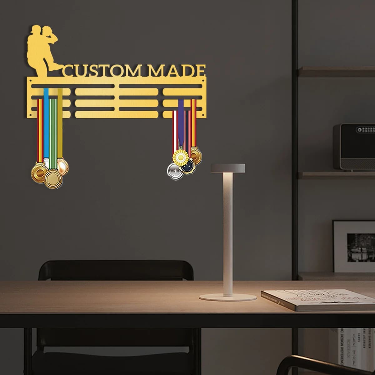 1 Pezzo Divertente Porta Medaglie Personalizzato, Decorazione Murale in Metallo a Silhouette per Casa e Soggiorno