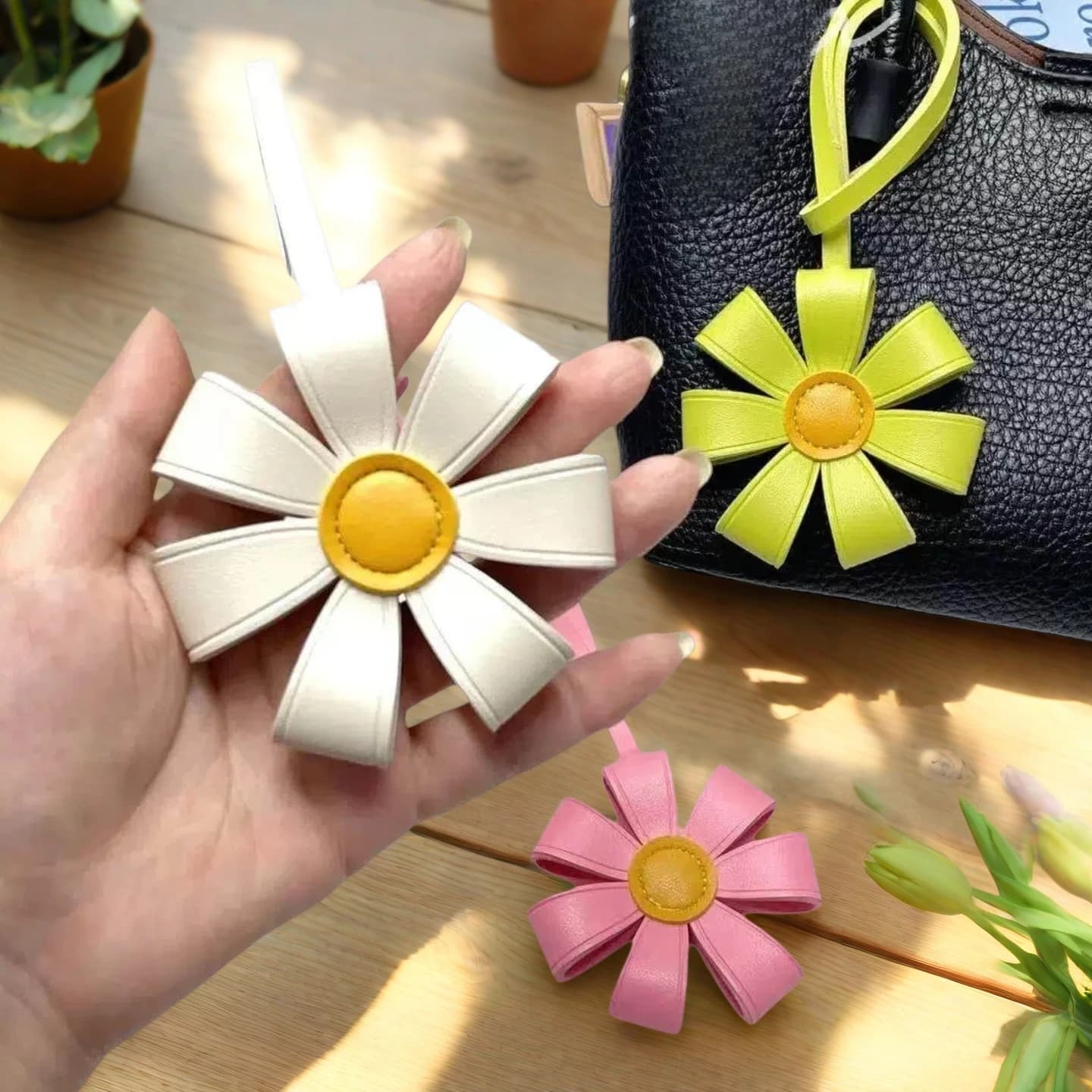 Sunflower Bag Charm Keychain – 3D Flower Pendant, Stylish Faux Leather Keychain Accessory for Handbags, Totes & Backpacks, Gift