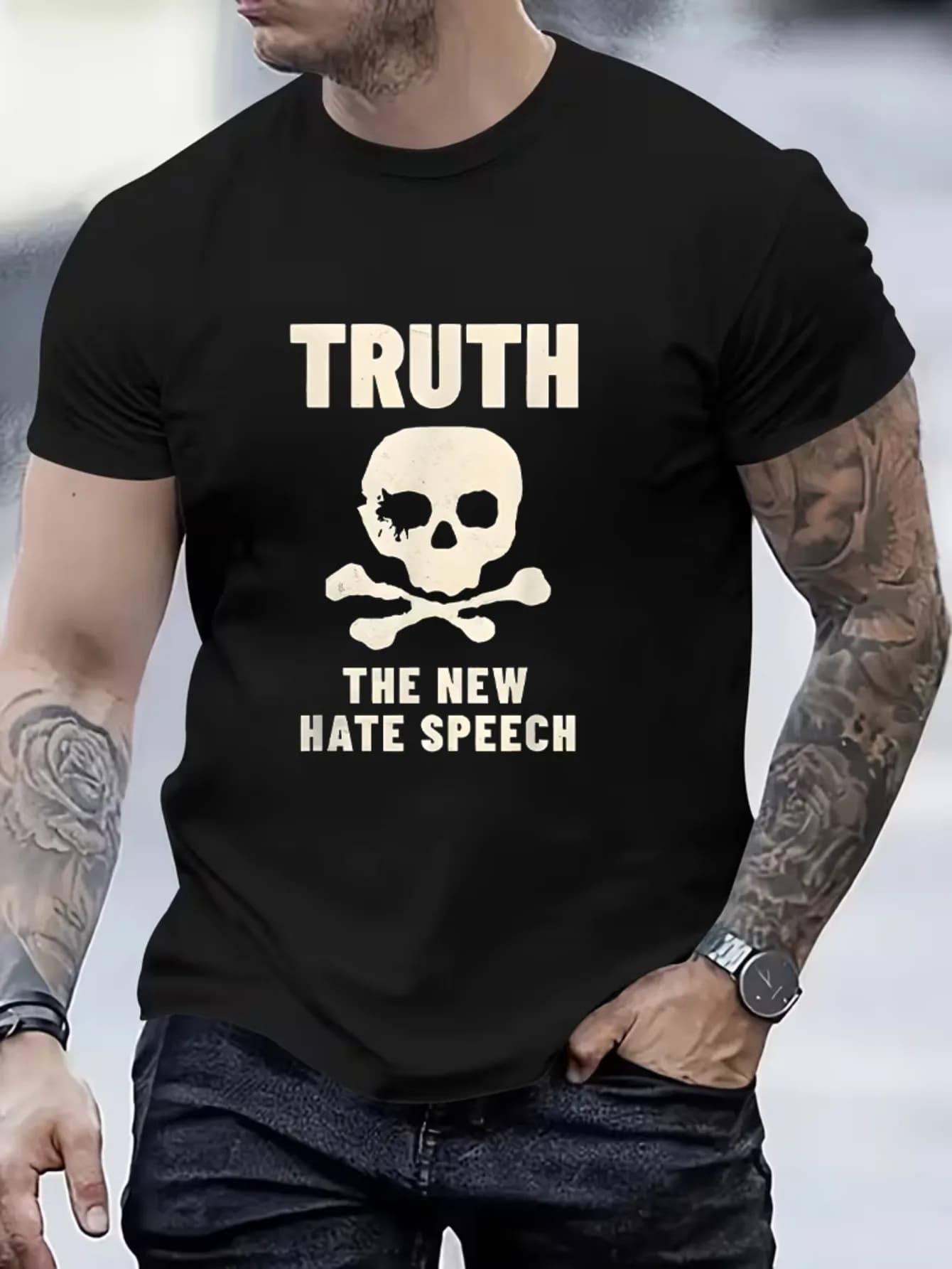 La maglietta da uomo presenta un semplice motivo a teschio con lettere e un design casual con scollo rotondo, entrambi adatti per un comodo indosso.