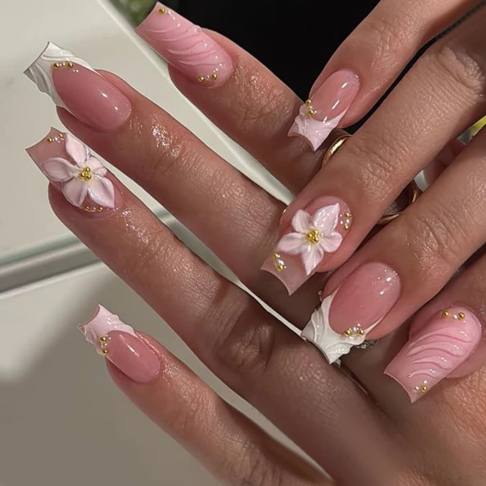 24 pieces per box. Rectangular 3D gel flower gradient style pressed nails. Y2K style. Korean-style clear and youthful look.