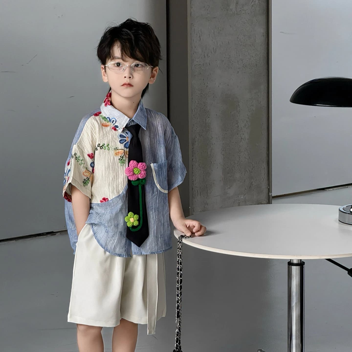 Completo da Bambino 2026 Primavera Estate Nuovo Abbigliamento Coreano per Bambini Set Tre Pezzi con Camicia Ricamata, Cravatta e Pantaloncini Coordinati
