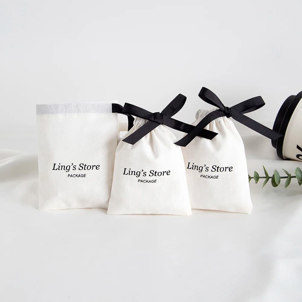 50 Pezzi Sacchetti Personalizzati in Cotone Bianco con Fiocco Nero per Gioielli, Orecchini, Anelli, Bracciali, Ciondoli, Bomboniere e Organizzatori Regalo