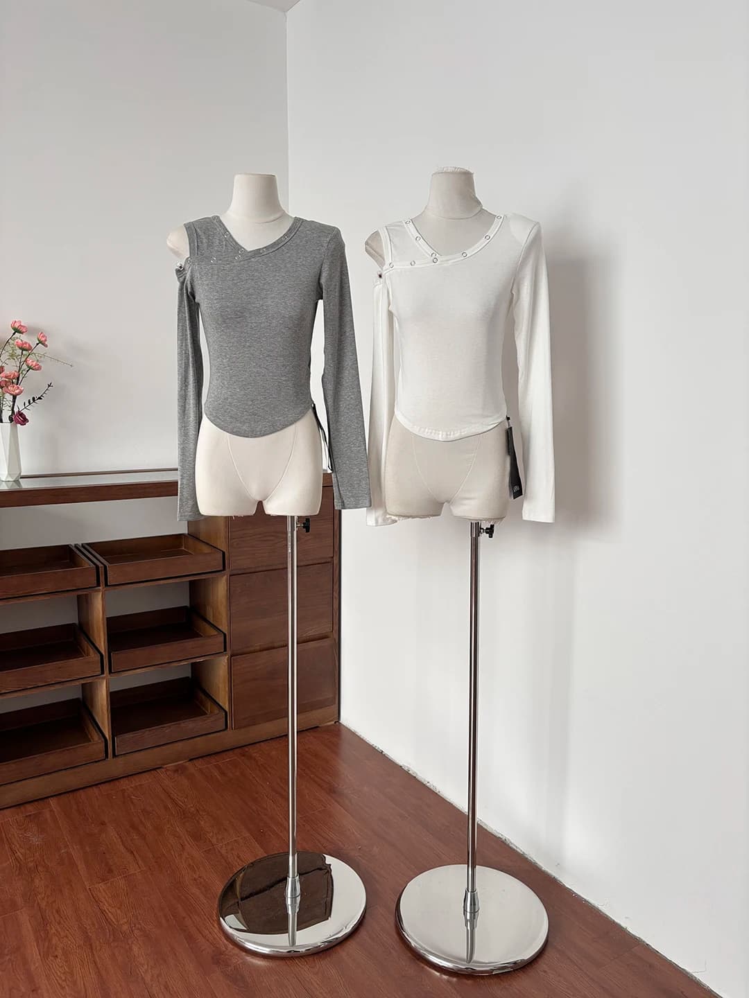 Primavera 2026: T-shirt da donna a maniche lunghe slim fit dal design chic, pronta per il commuting, con angolo sulle spalle, top alla moda per signore