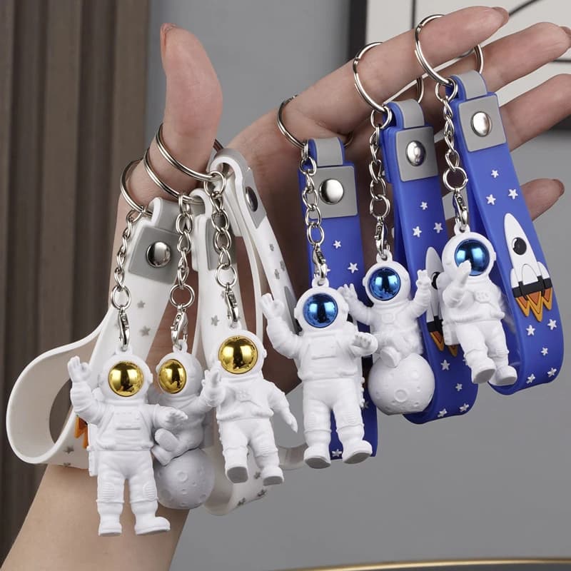 New Astronaut Decor Action Figures e Moon Keychain Resin Astronaut Statue Room Office Desktop Decoration presenta portachiavi