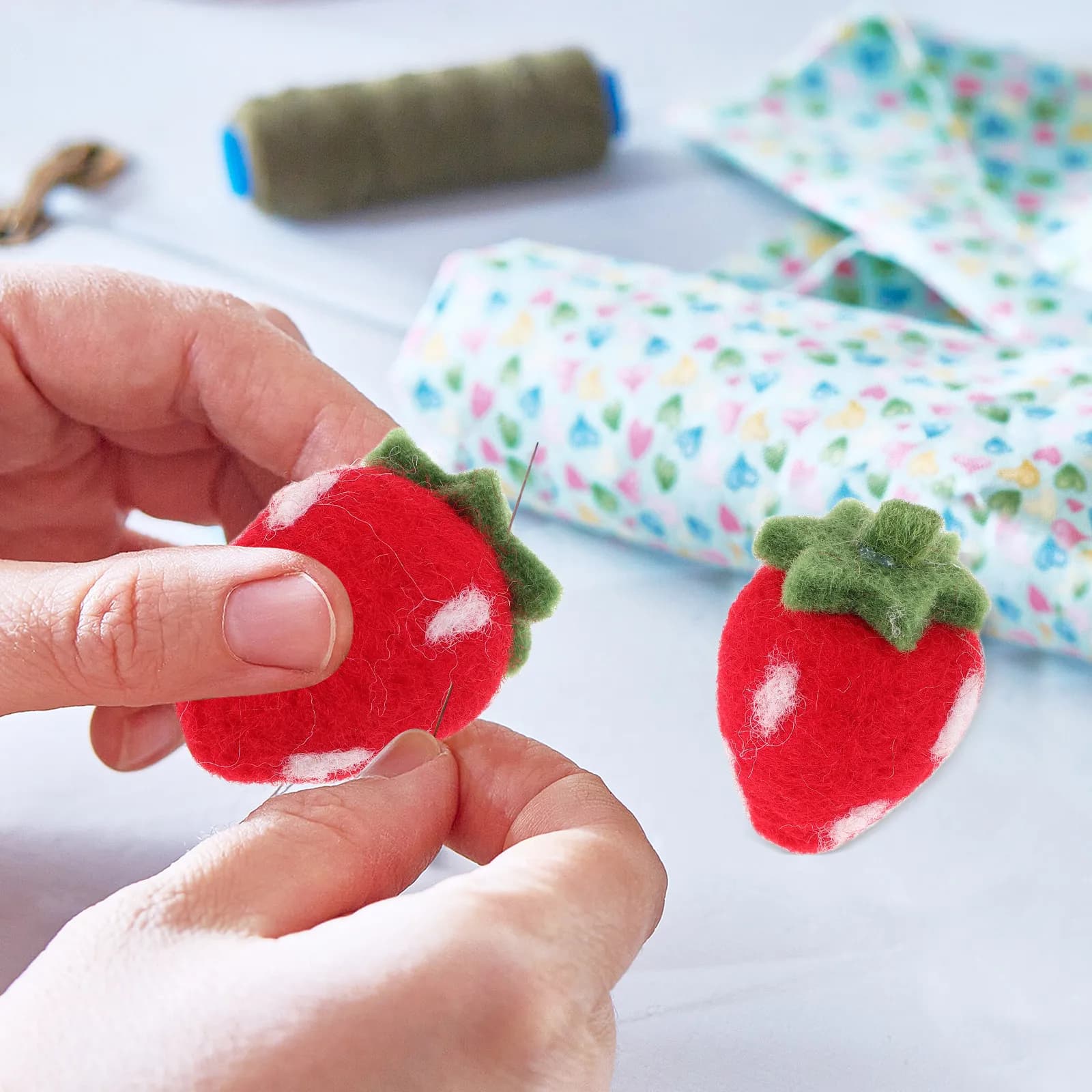 5Pcs Handmade Felt Strawberries DIY Craft Supplies Needle Felting Kits Holiday Decorations Wool Felt Scrapbooking Decor