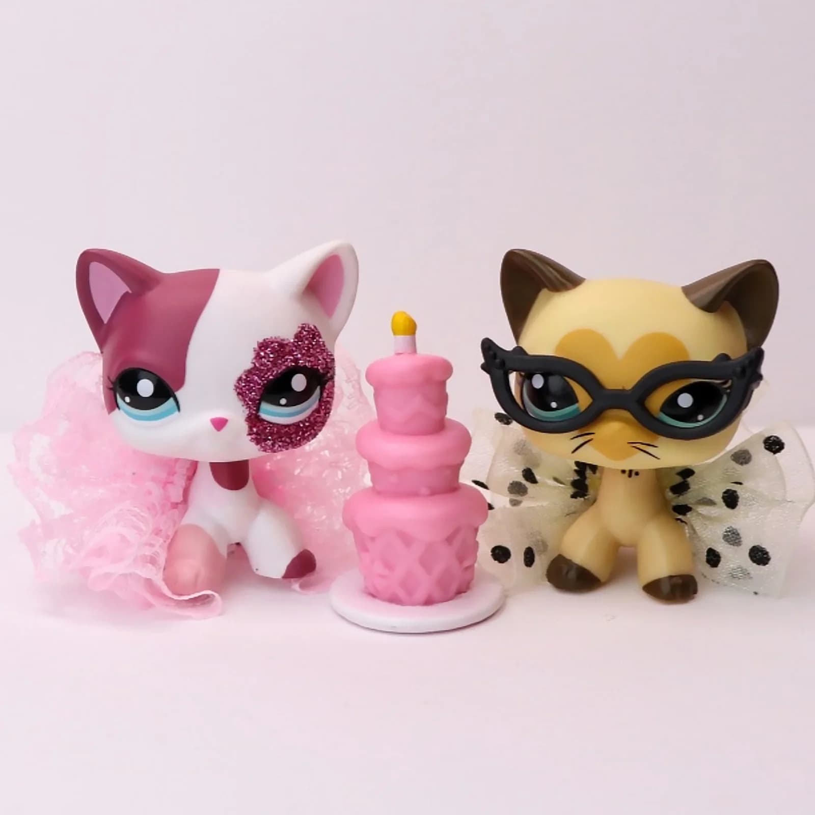 2 pezzi Minilpsshop Shop Bobble Head Toys Gatto a pelo corto bianco # 2291 Giallo # 3573 Ombretto viola glitterato e Bearded for lps