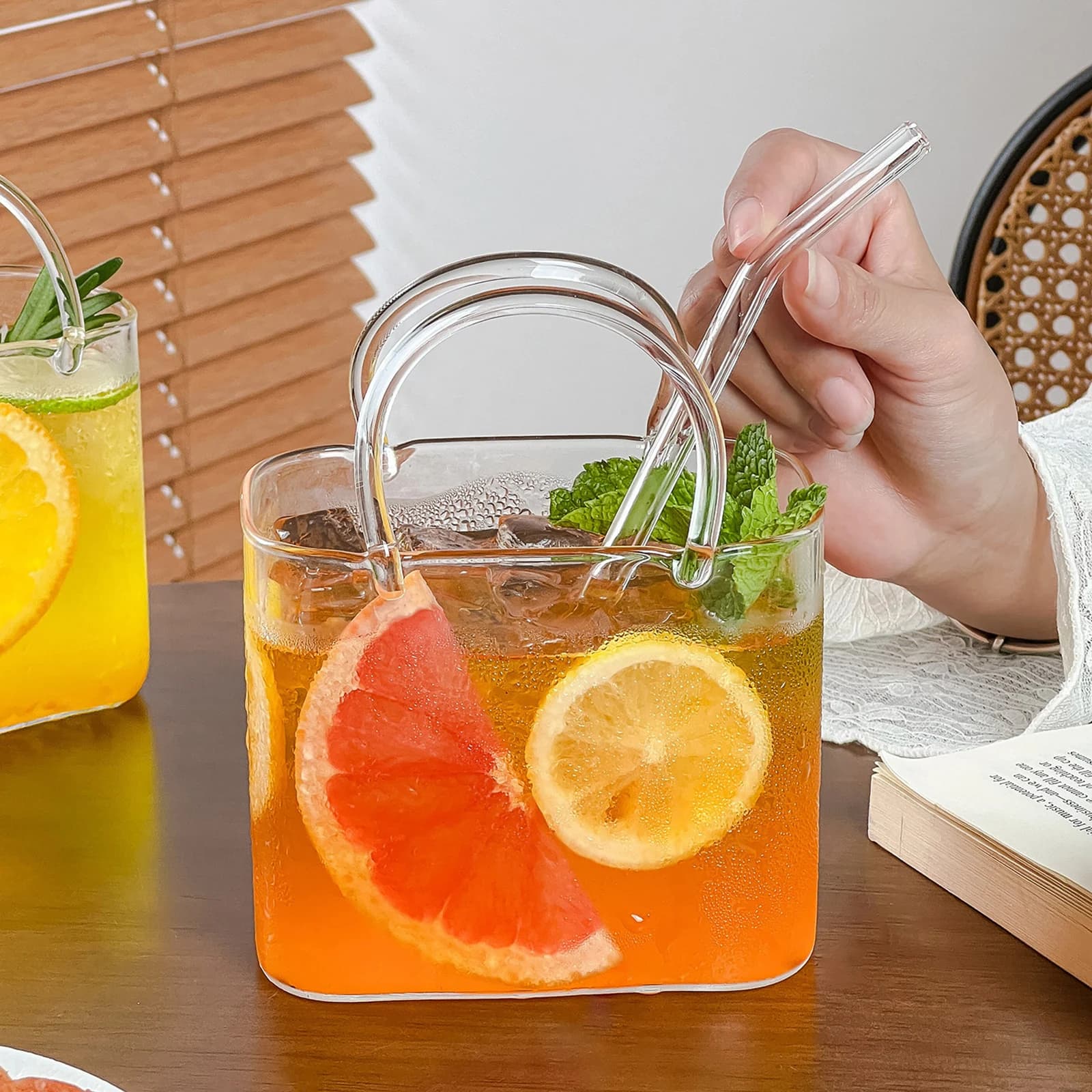 Unique 780ml Cocktail Glass Cup With Handbag Design Portable Creative Glass Wine Cup w/ Glass Straw For Fruit Juice Drinking Mug