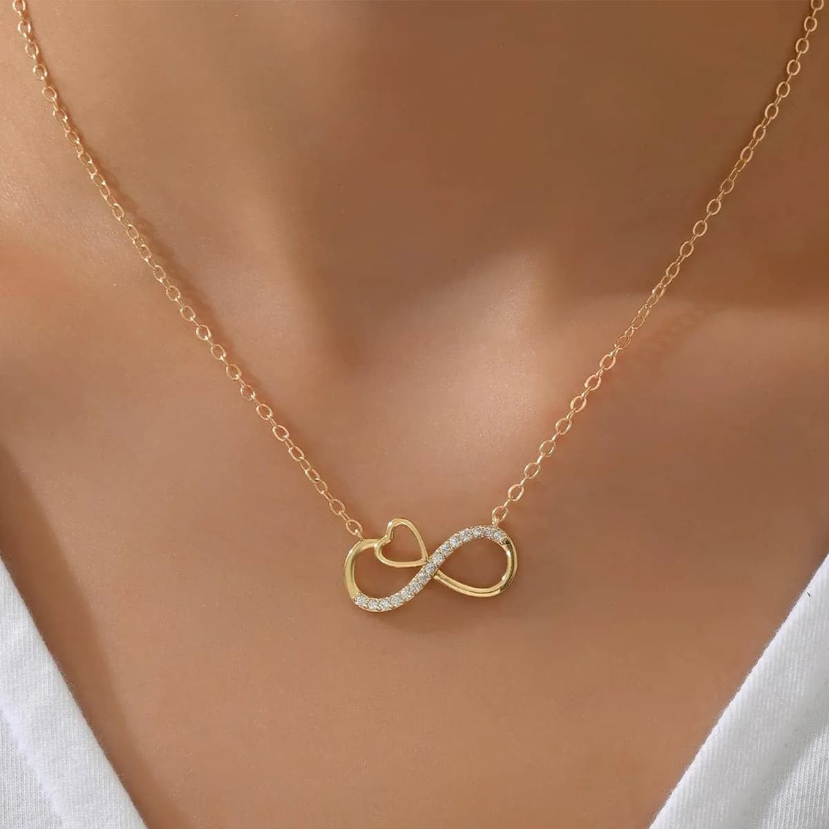 Collana con Simbolo dell'Amore Infinito, Alta Eleganza Femminile, Versatile Ciondolo con Diamante, Catena per Clavicola