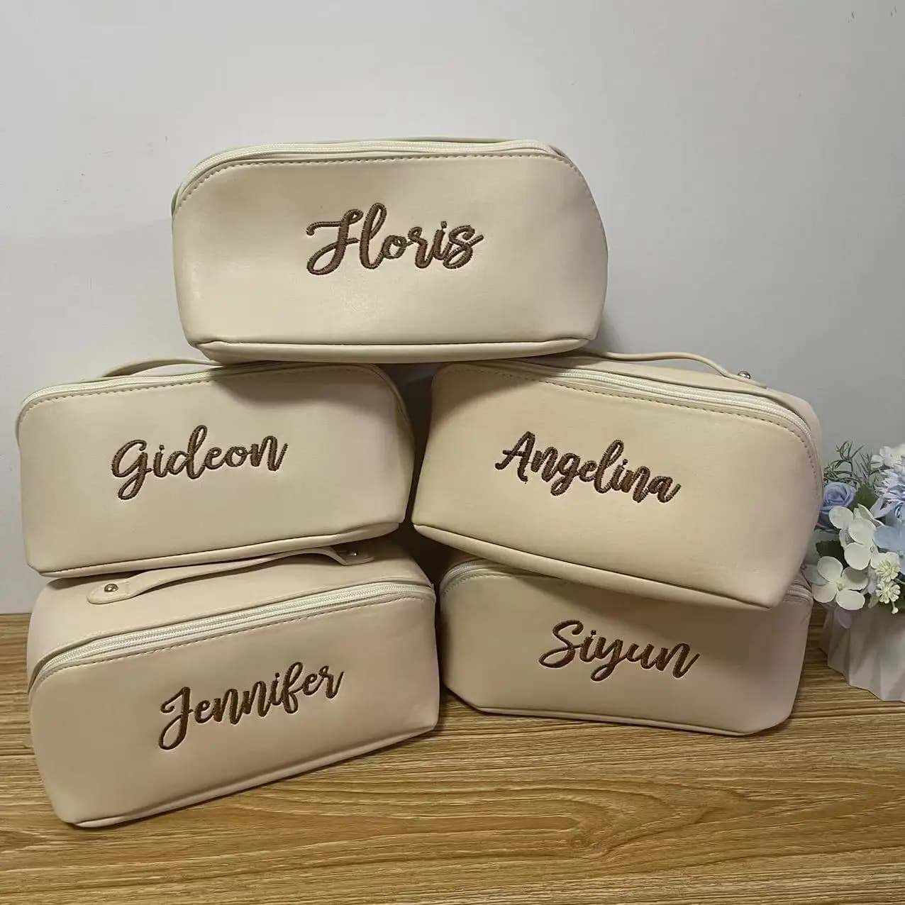 Nuovo nome personalizzato borsa cosmetica da viaggio portatile da donna borsa da toilette in PU borsa da toilette personalizzata con nome ricamato
