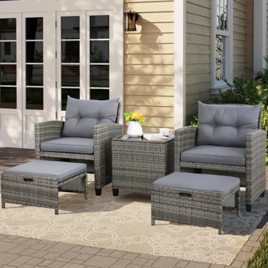 Set di 5 Pezzi di Mobili da Giardino per Piccoli Balconi: Set di 2 Sedie in Rattan PE, Poltrone da Esterno con Cuscini, Pouf
