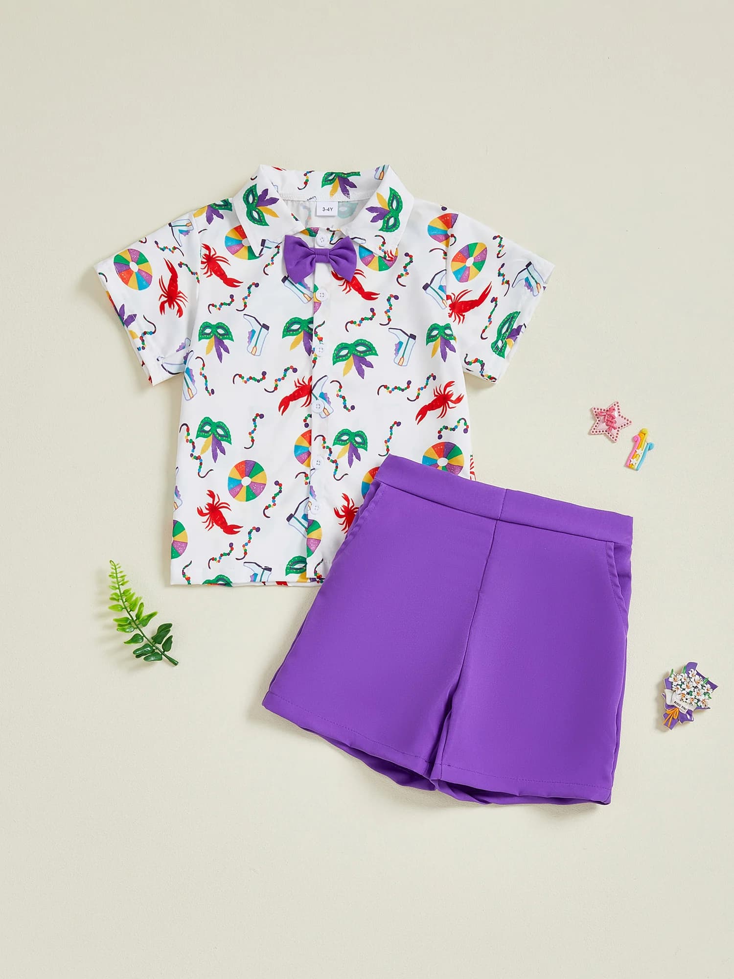 Completo da bambino Mardi Gras con camicia a maniche corte con papillon e pantaloncini in vita elastica con stampa frontale colorata - Set da 2 pezzi