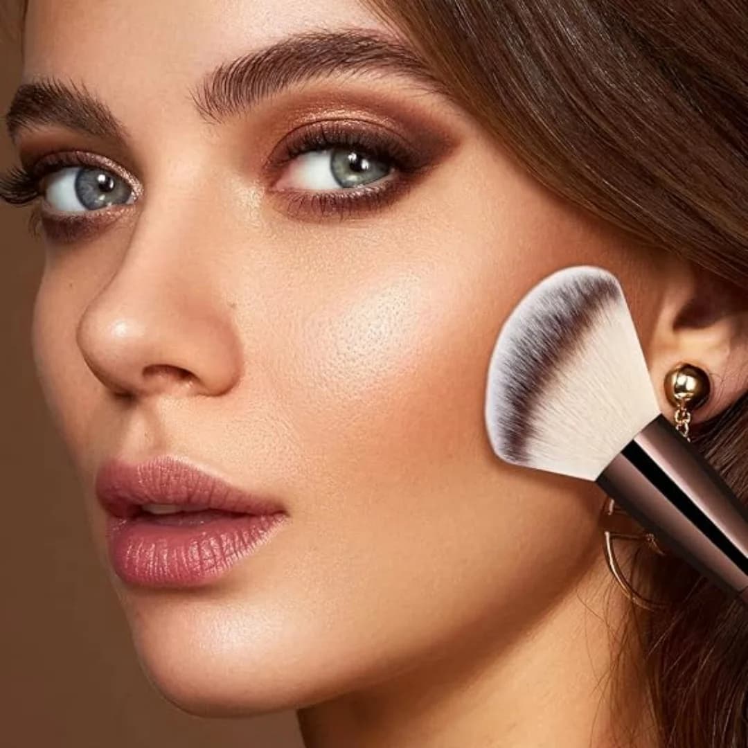 Dual-Ended Makeup Brush – Angled Contour & Flat Foundation Brush | For BB Cream & Liquid Foundation | Seamless Blending, Concealing & Contouring (Professional Makeup Brush)