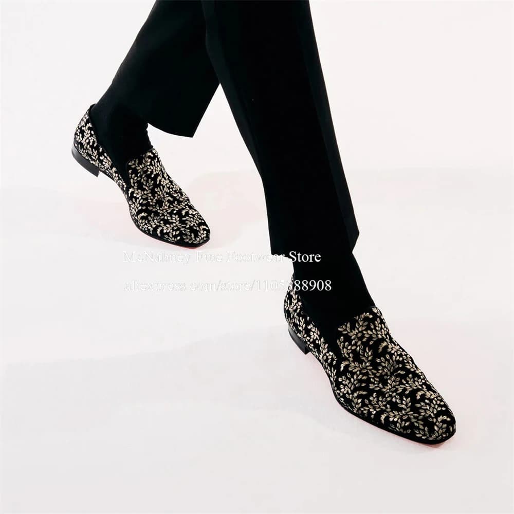 Mocassini slip-on in velluto di seta nero da uomo con ricamo a foglia, scarpe eleganti classiche da uomo, scarpe formali casual per feste, matrimoni e serate.