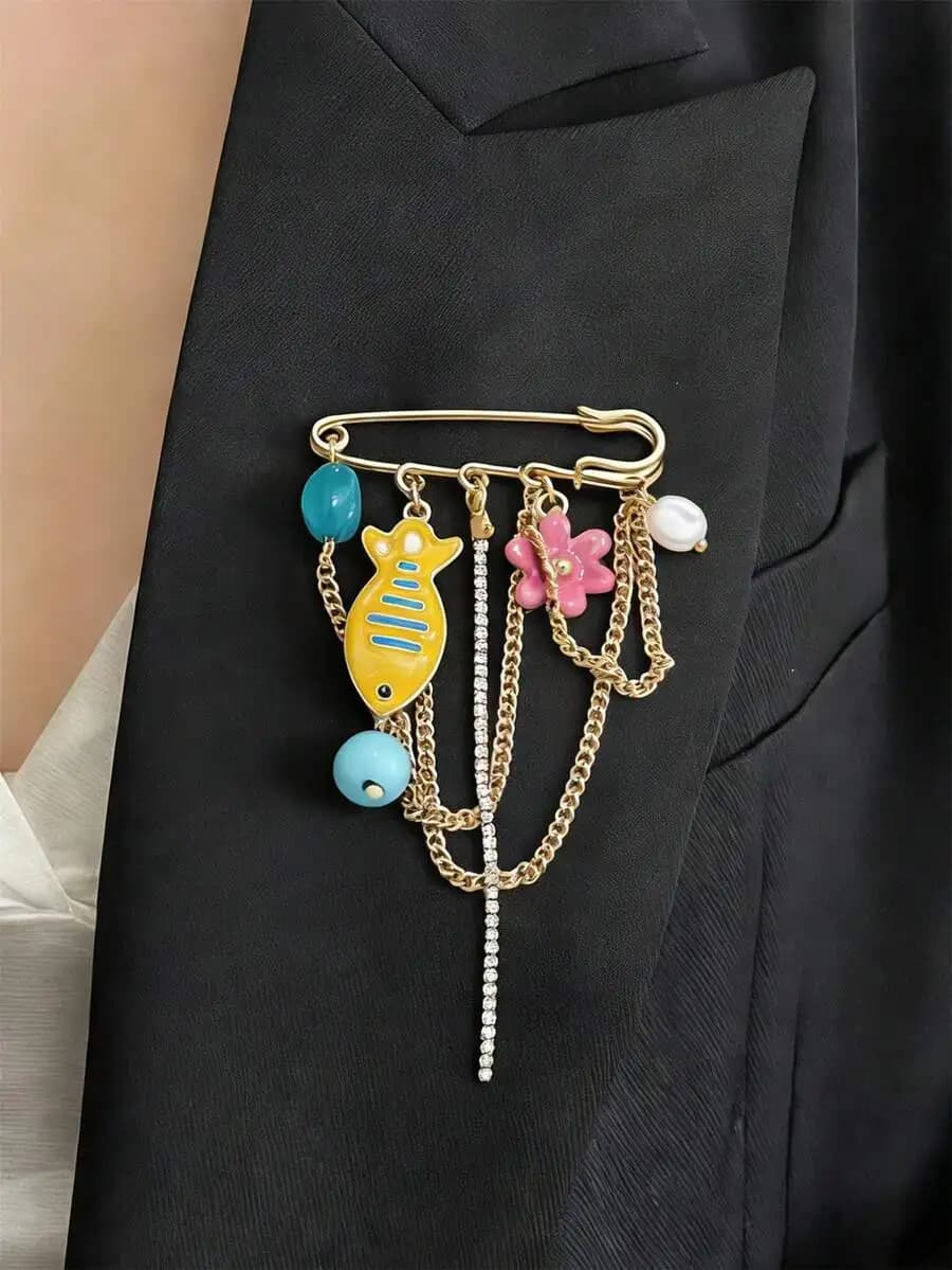 Spilla Creativa Ispirata all'Oceano con Pesce Smaltato, Fiore Rosa, Perline Turchesi e Ciondoli a Catena di Cristallo per Giacche e Borse
