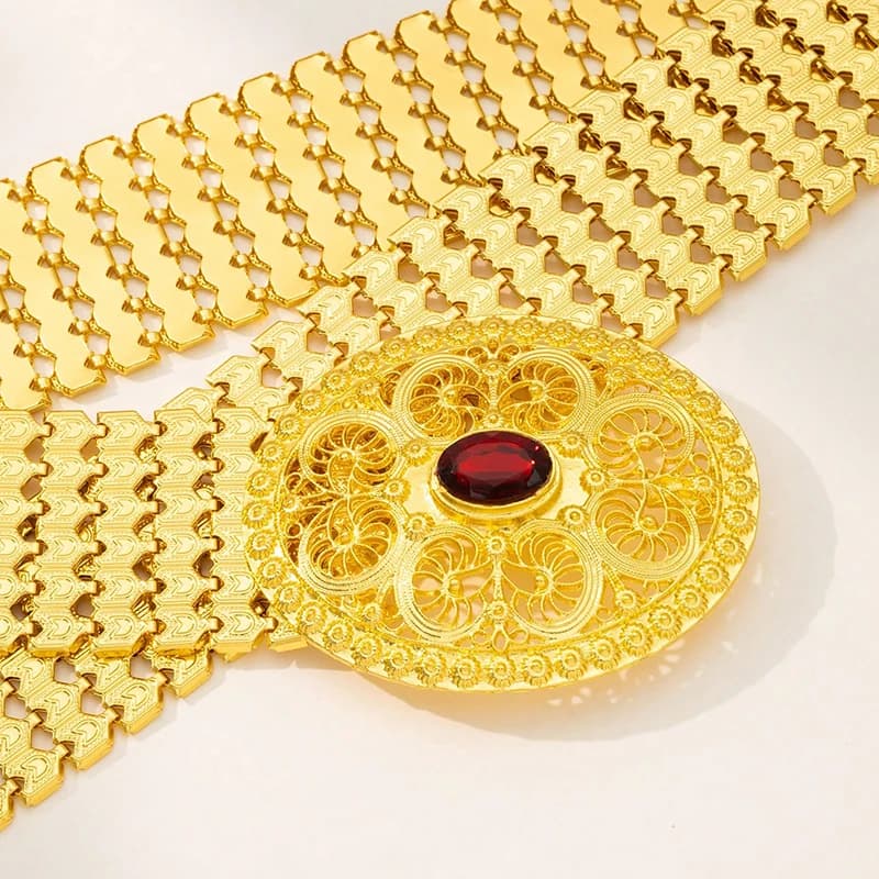 Cintura in Lega di Zinco Dorata con Motivo a Squame di Serpente, Intarsiata con Gemma Rossa, Accessorio di Moda dal Design Ovale