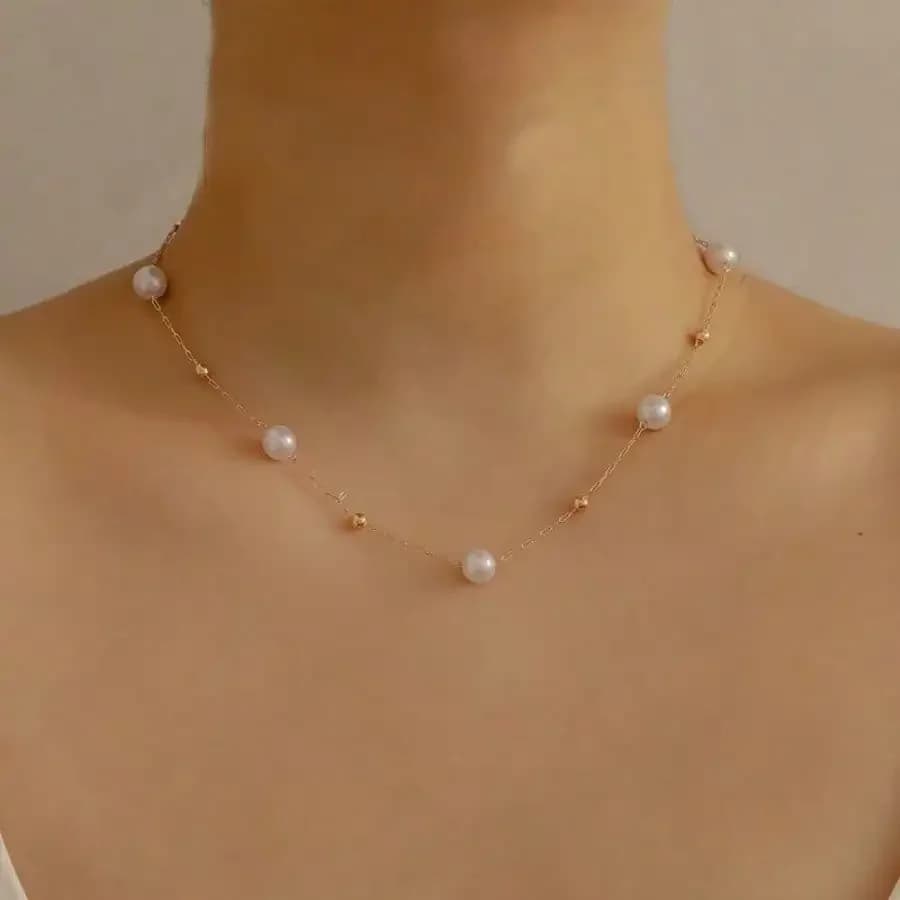 Collana con perle finte, 1 pezzo, con sfera in metallo dai toni freddi, minimalista ed elegante, perfetta per l'uso quotidiano, il lavoro, gli appuntamenti e le uscite informali.