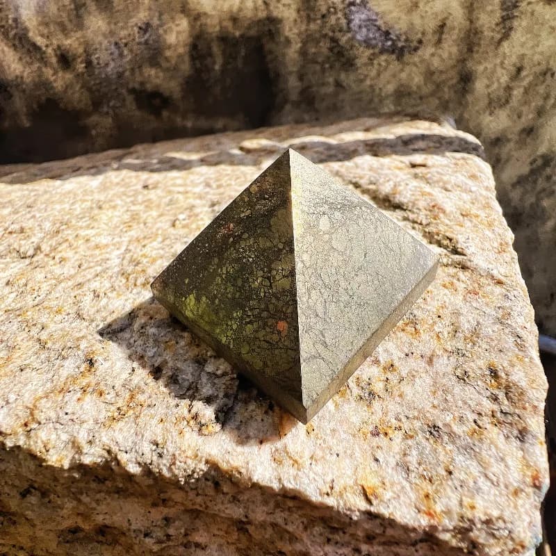 1 piramide di pirite naturale adatta per la decorazione della casa e della scrivania, un regalo meraviglioso per eventi come matrimoni, festa della mamma