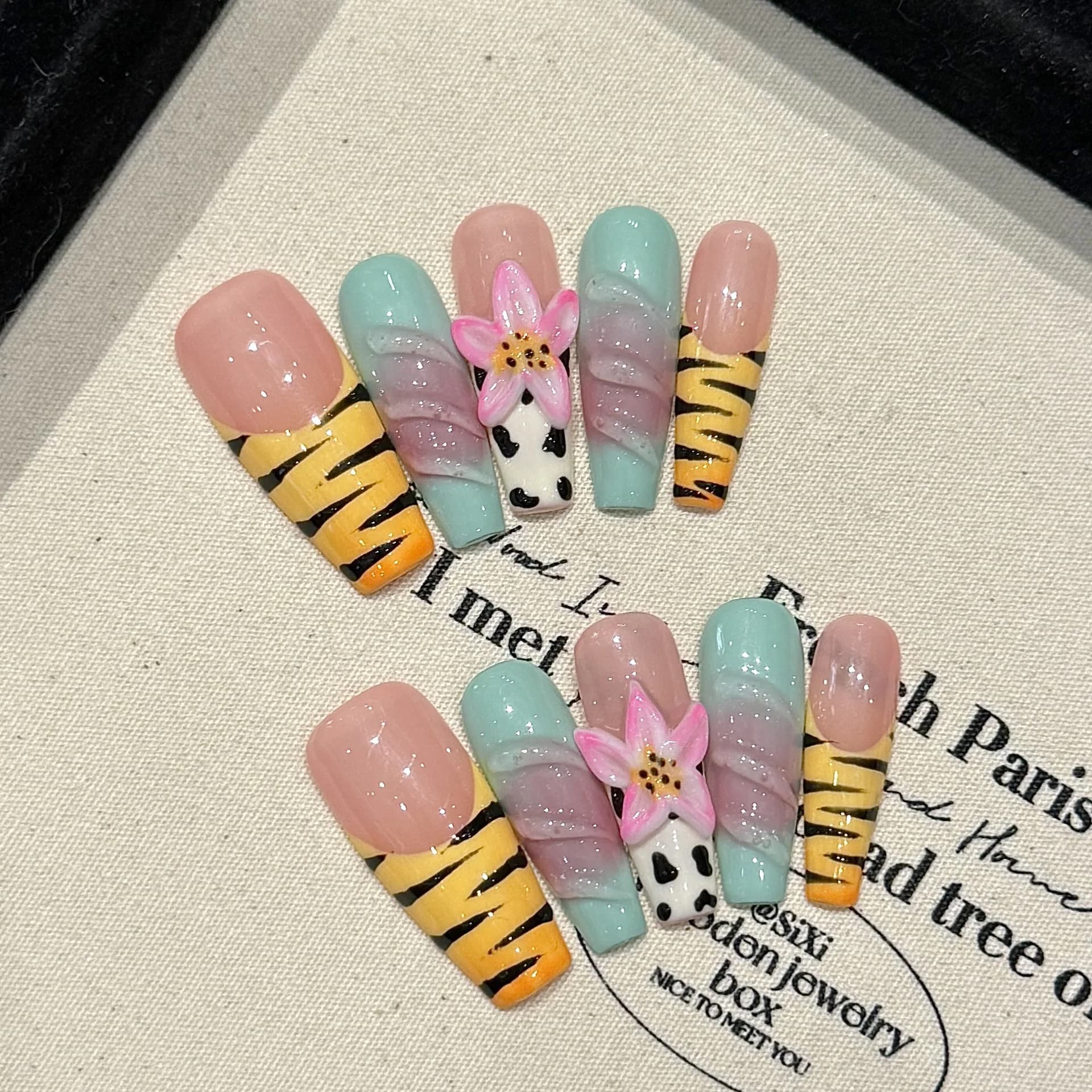 10 pezzi di unghie finte a forma di bara, realizzate a mano, bellissime unghie finte, con fiori colorati a strisce e macchie estive, adatte per le donne.