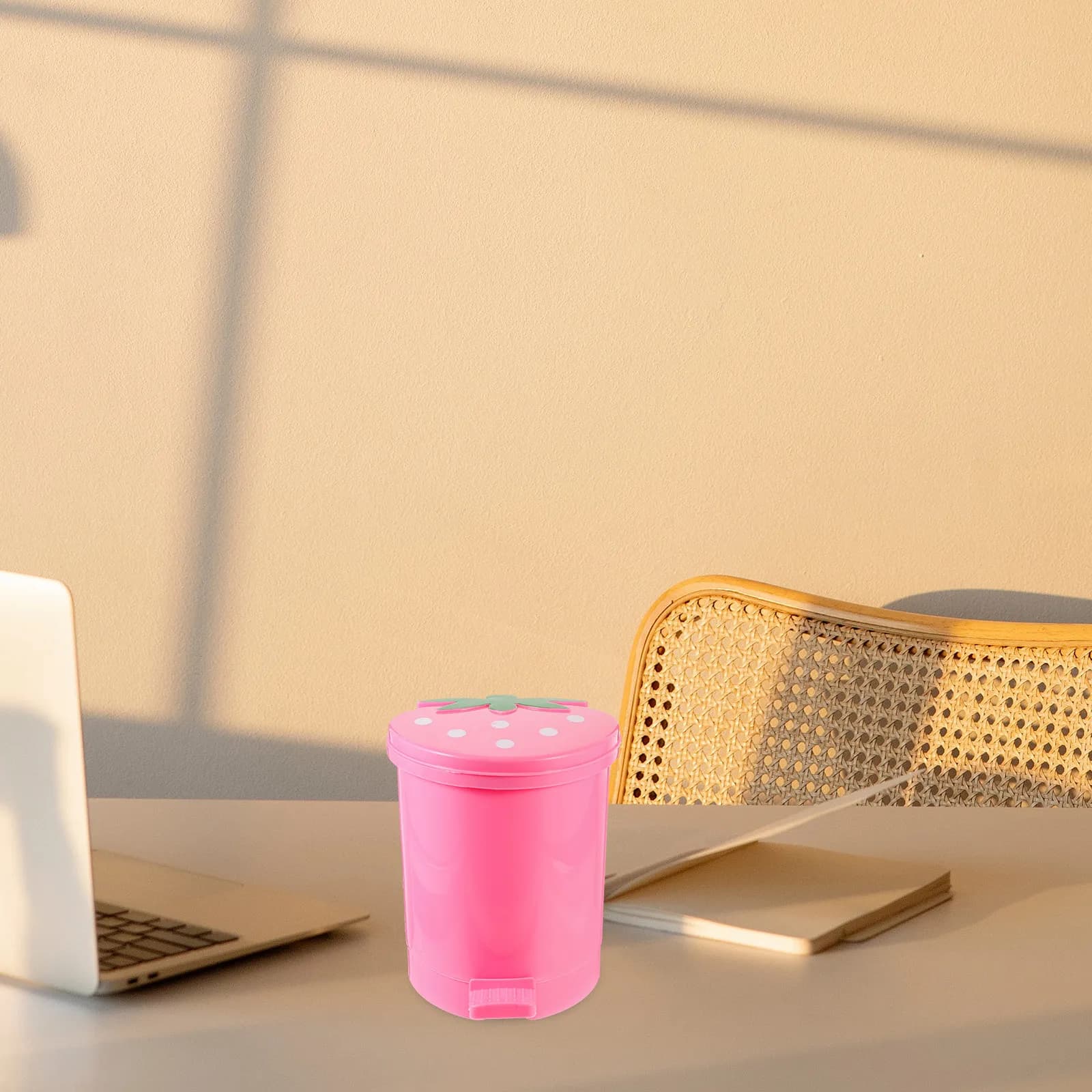 Mini Cestino per Rifiuti con Coperchio Oscillante in Plastica, Colore Casuale, per Tavolo, Scrivania, Auto, Ufficio, Cucina