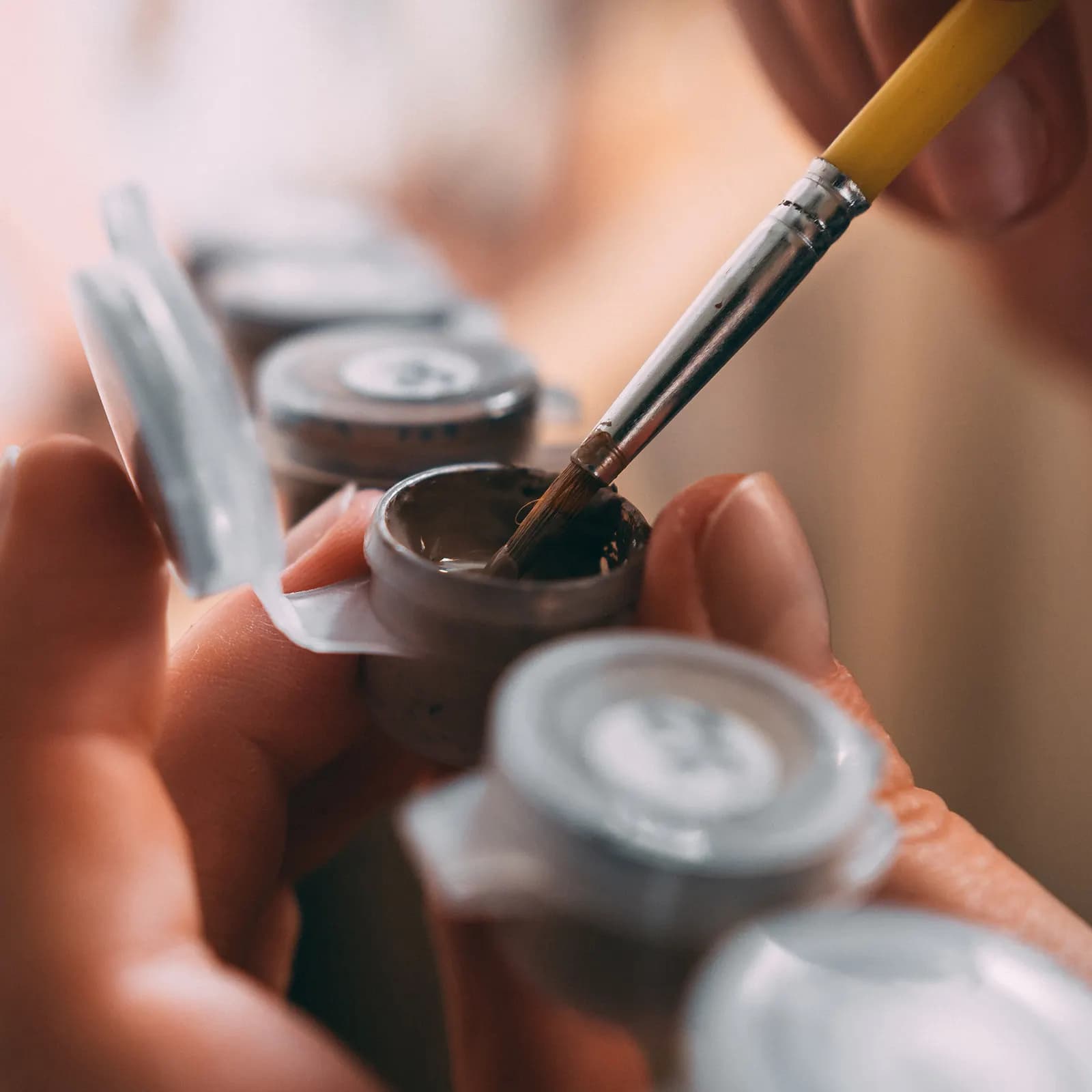 Scatola di pigmenti da 30 pezzi, vasetti di plastica per vernici, mini contenitori da 3 ml, strisce trasparenti a 6 scomparti a tenuta stagna per materiali di pittura