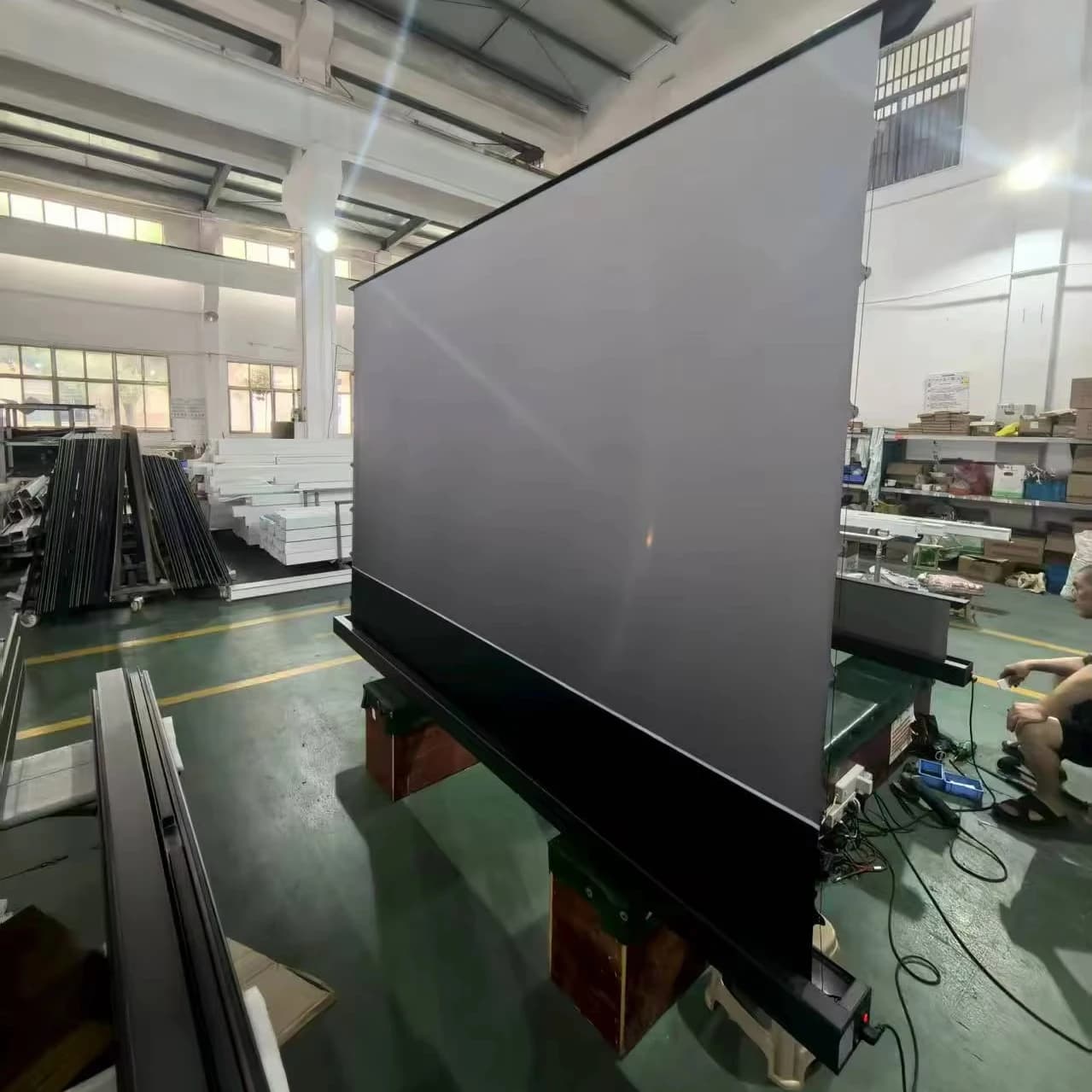 Schermo di proiezione a pavimento motorizzato elettrico da 100 pollici Schermi per proiettori rotanti 4K HD ALR Proiettore laser UST Casa portatile