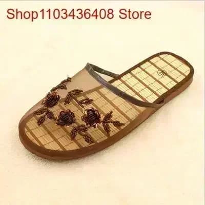 Pantofole floreali alla moda da donna, mocassini infradito, ciabatte da donna, fresche e traspiranti, sul pavimento della casa, fondo in Eva genitore-figlio