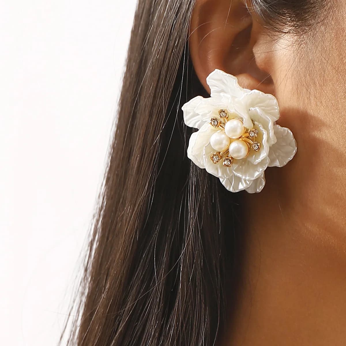 Retro Romantic Three-Dimensional Camellia Pearl Earrings Personality Luxury Wedding Party Ladies Earrings Holiday Jewelry Gift