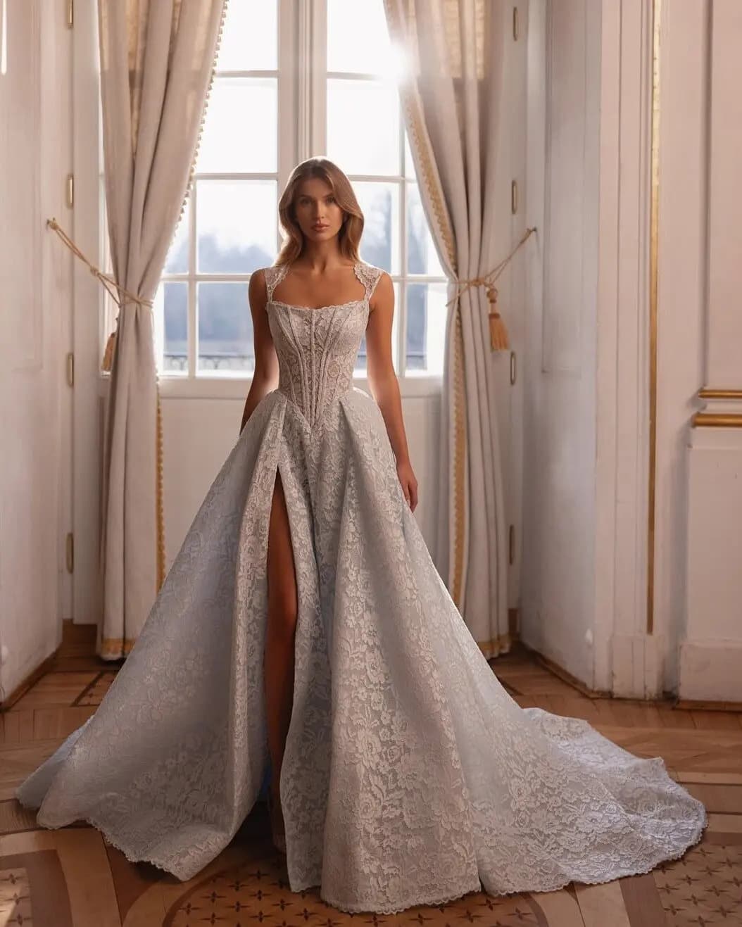 Abito da sposa personalizzato con corsetto a spacco laterale, in pizzo, con maniche a cappuccio, linea ad A, stile boho, con strascico corto, per la primavera - Vestidos de Novia
