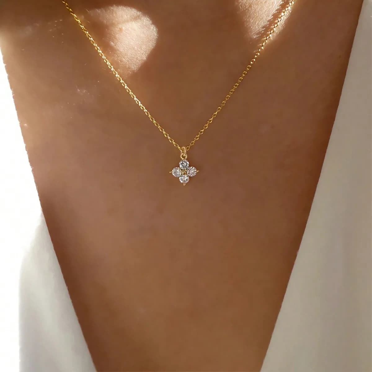 Collana con ciondolo a forma di fiore con strass per donna, regalo per San Valentino o festa della mamma