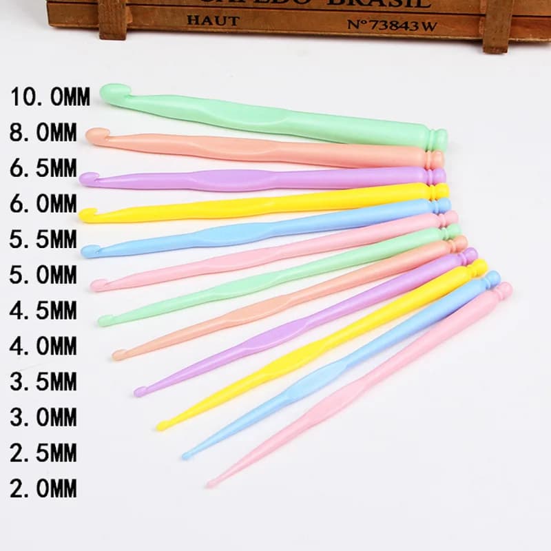 Set di 12 Uncinetti in Plastica Colorati, Kit per Lavoro a Maglia, Strumenti per Cucito Fai-da-Te, Accessori per Cucito Domestico