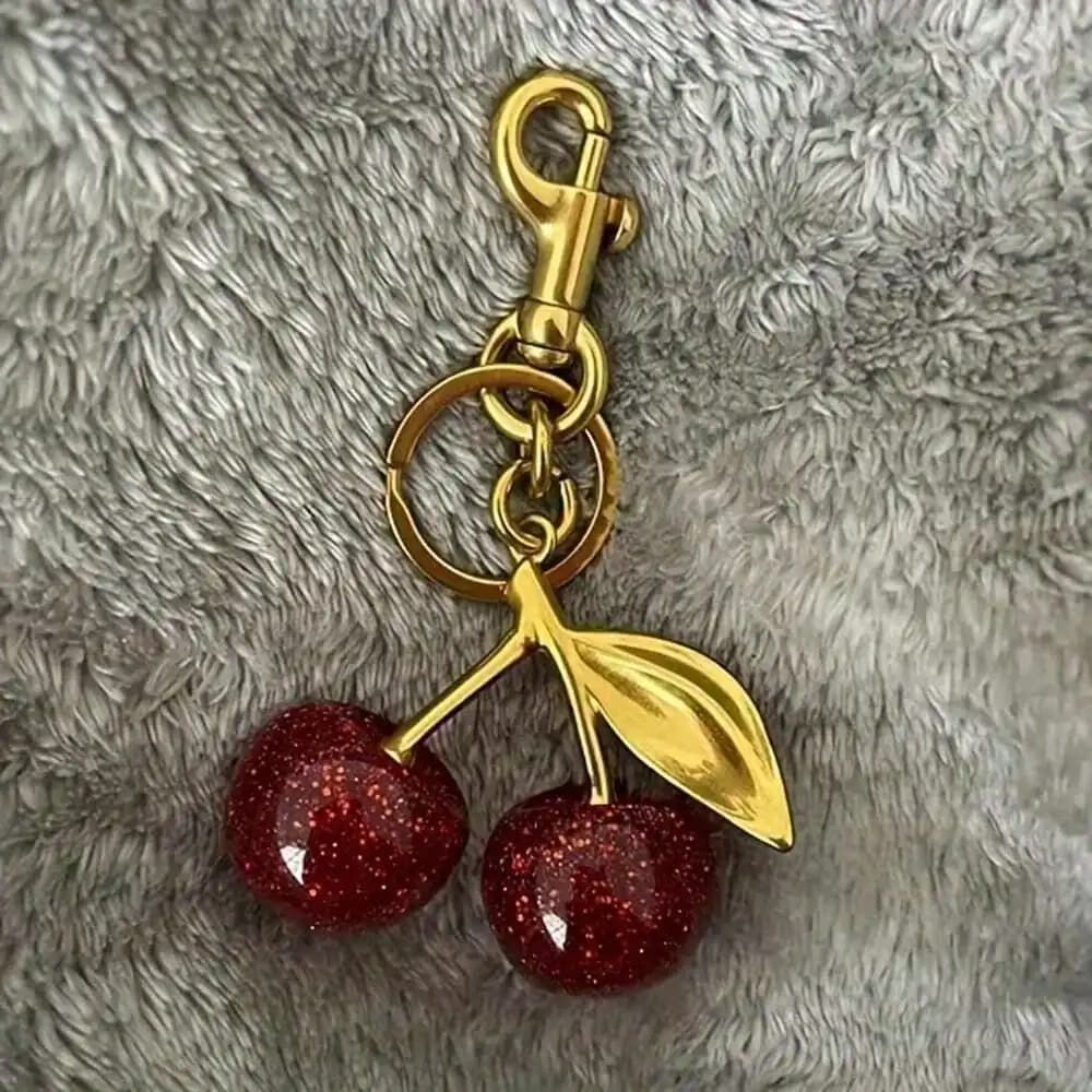 1 portachiavi in oro con perla a forma di ciliegia, con ciondolo in resina lucida - Materiale in lega, gancio a forma di C personalizzabile, adatto per portafogli e borse da donna, regalo ideale per famiglia, amici e coppie, regalo di San Valentino, braccialetto estivo