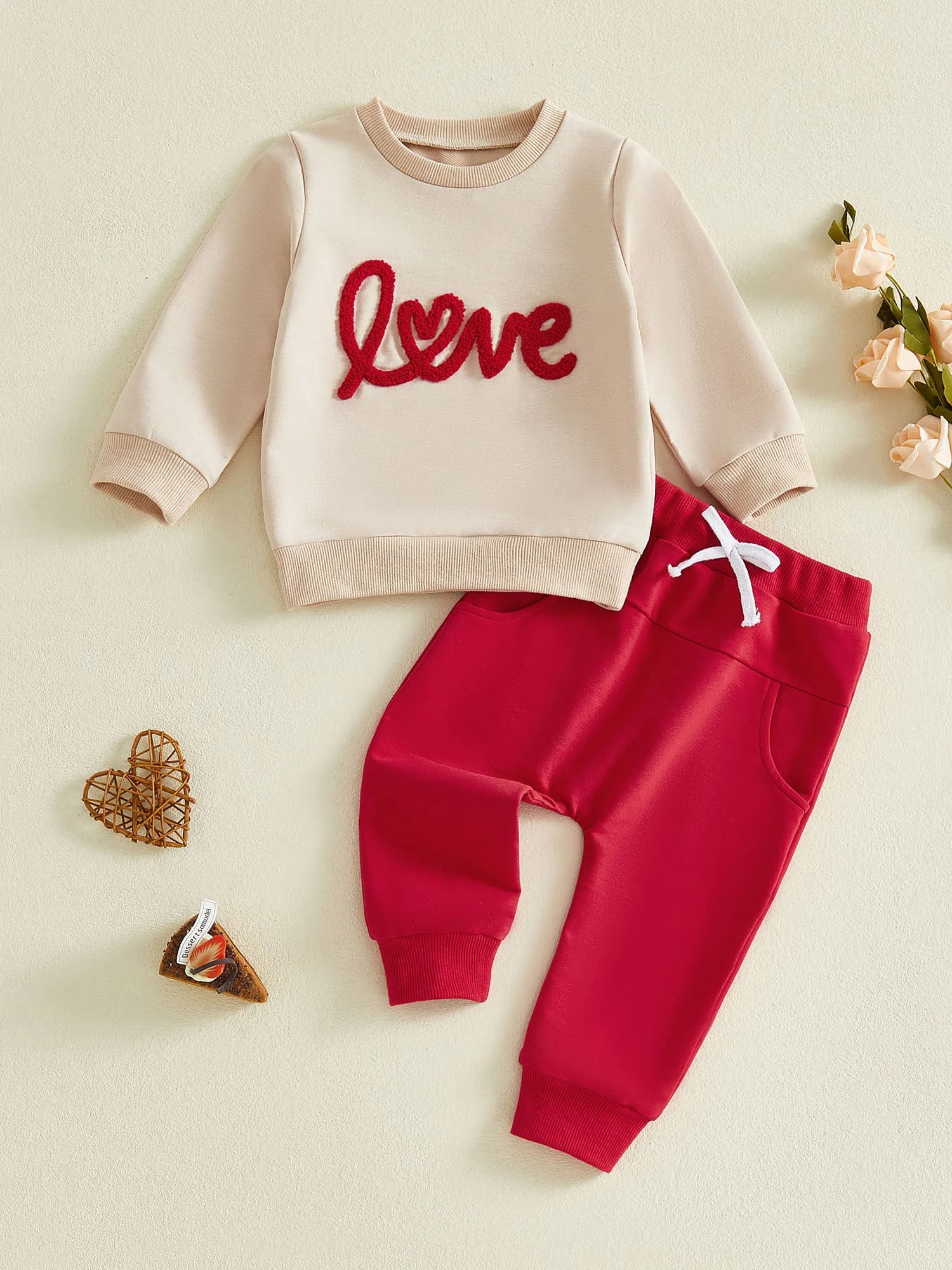 Completo da neonato in 2 pezzi per San Valentino con top e pantaloni a maniche lunghe ricamati a cuore - Adorabile abbigliamento per bambini