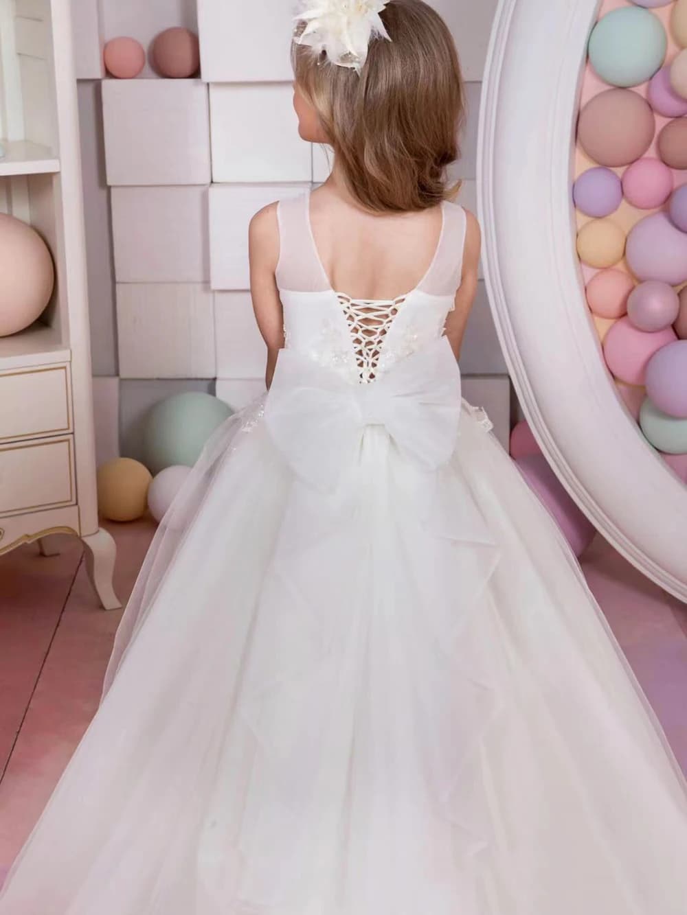 Abito da ragazza di fiore personalizzato in tulle gonfio con fiocco applicato per la prima festa di compleanno eucaristica per bambini da principessa
