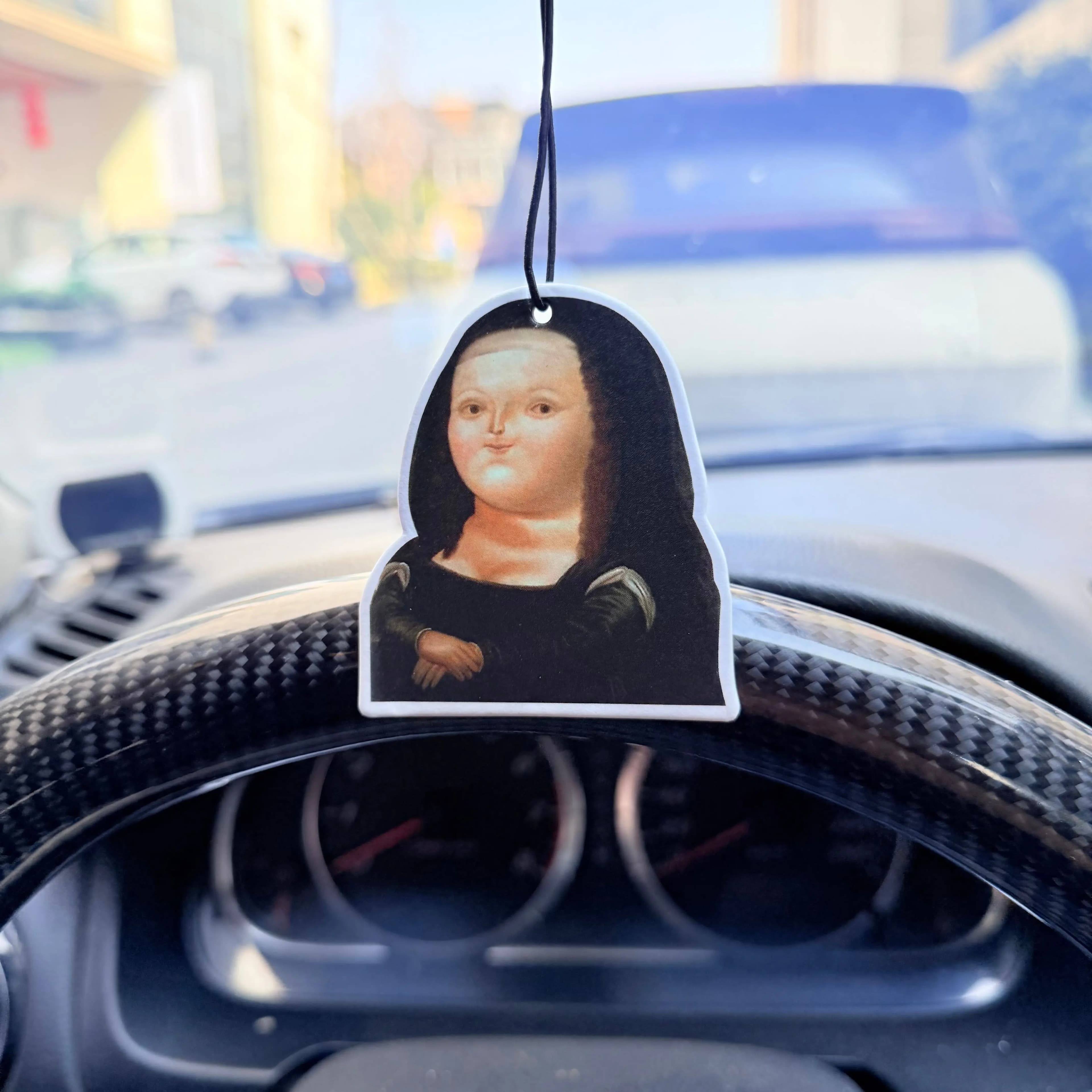 1 pc. 'Fat Mona Lisa' Deodorant for car, relaxing perfume for car, deodorant for car environments, retrovisor mirror accessory, pendant for air intake, perfume for interior car
