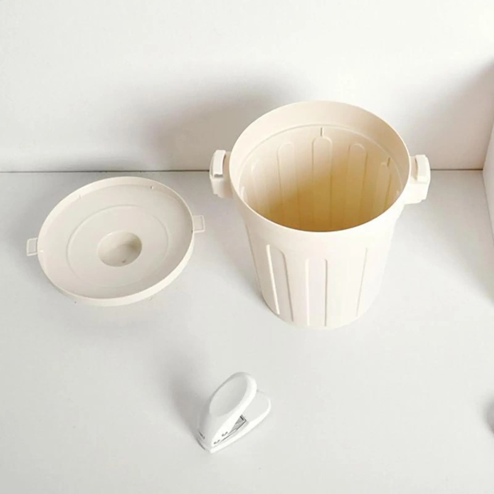 Pattumiera da tavolo Piccolo cestino per rifiuti con coperchio Pattumiera da tavolo per trucco per bagno Cucina Camera da letto Uffici Dormitorio Auto